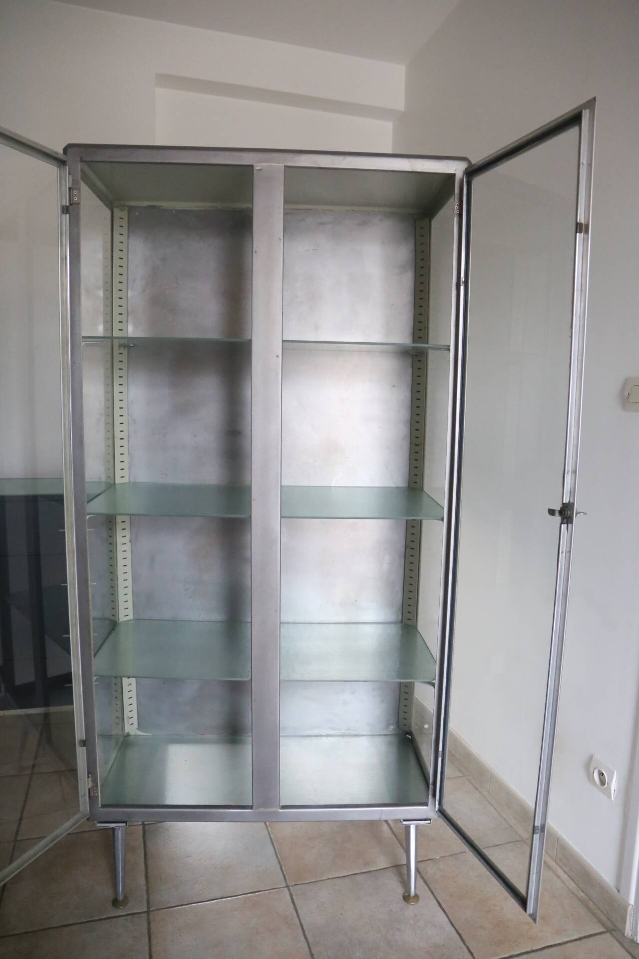 Armoire médicale ancienne 1950