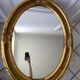 Grand miroir oval en stuc doré vintage