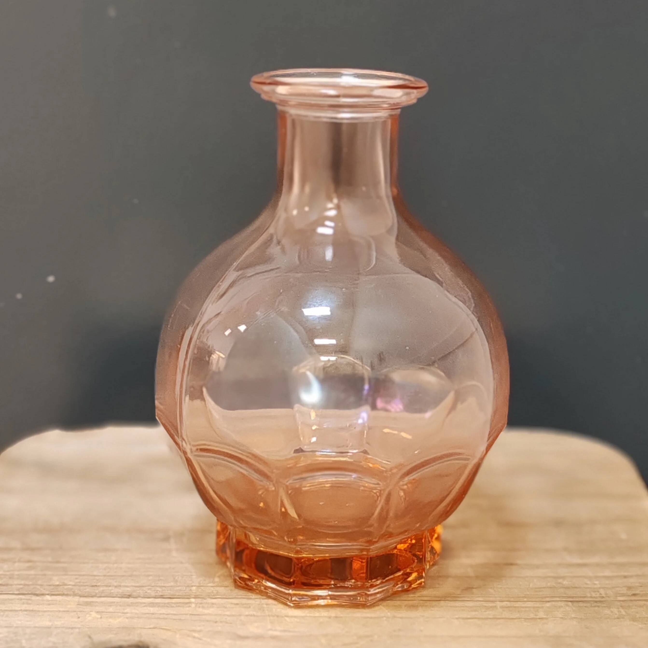 Carafe en verre rose