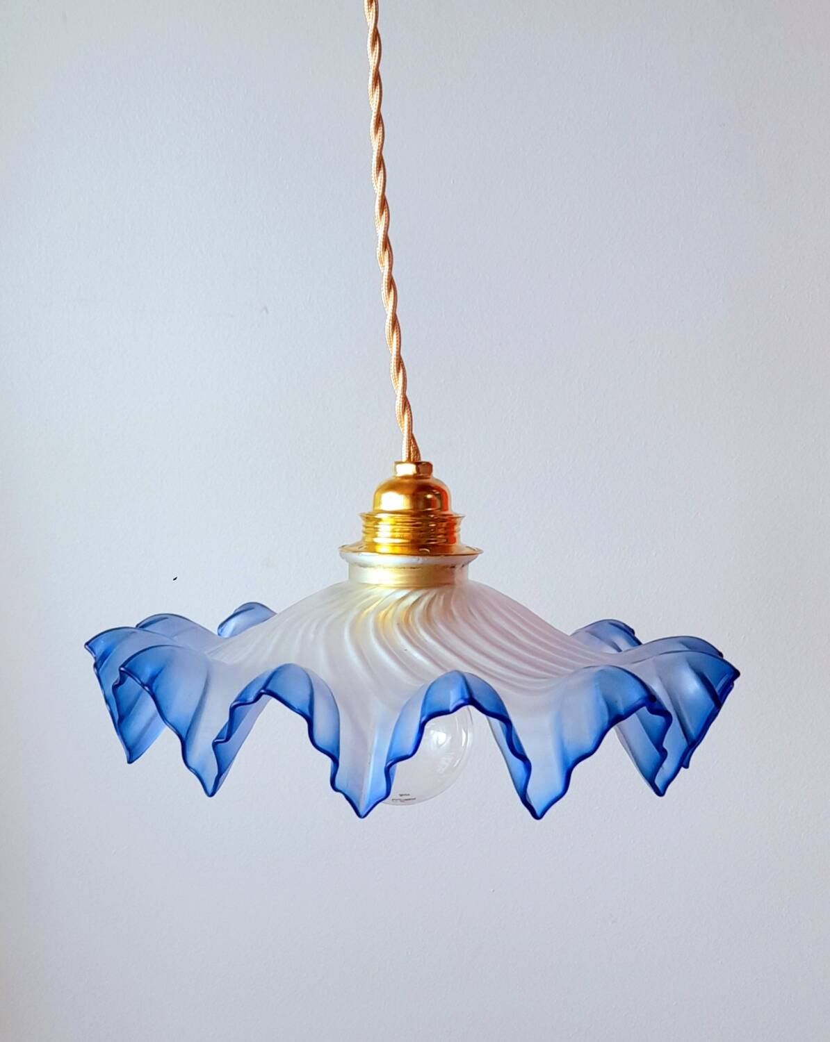 Suspension in opaline corolla from the 1930s