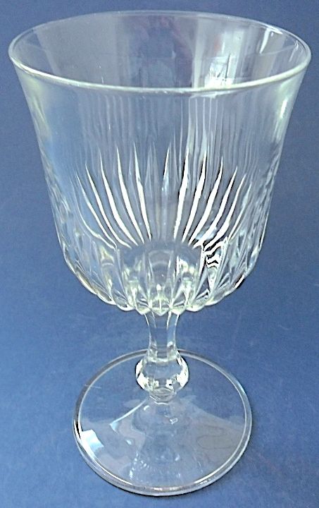 Suite of six glasses of red wine on foot