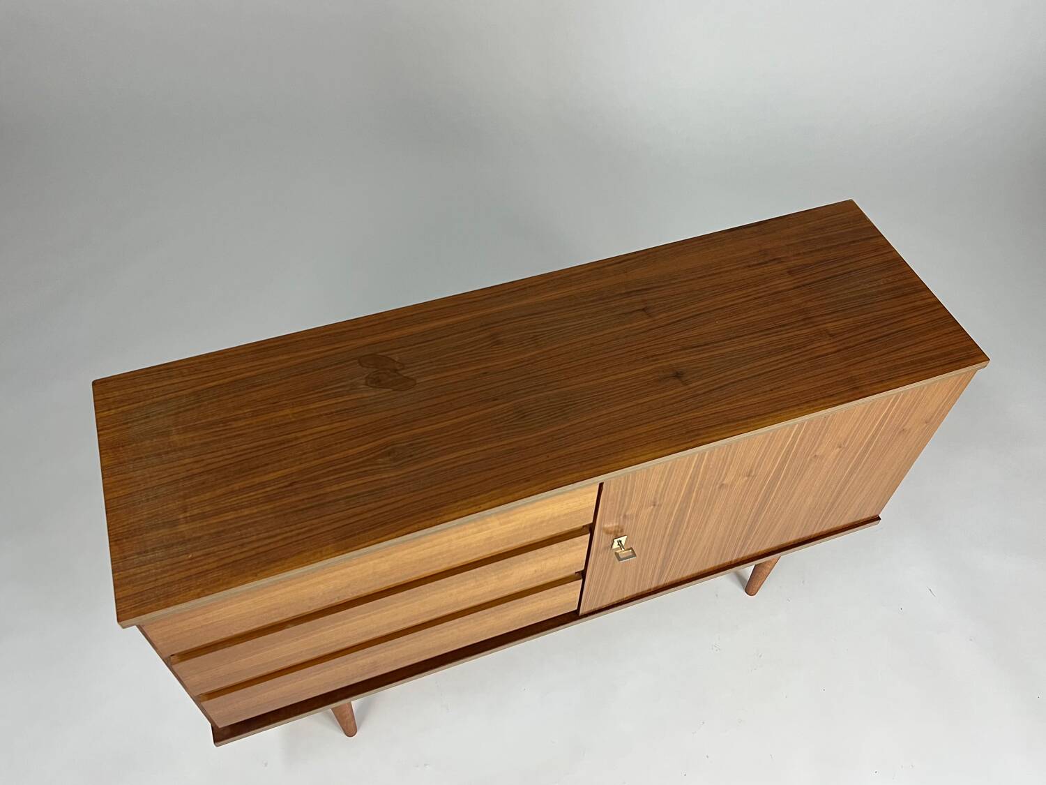 Buffet en noyer vintage avec tiroirs des années 60-70, de style mid-century, similaire au teck.