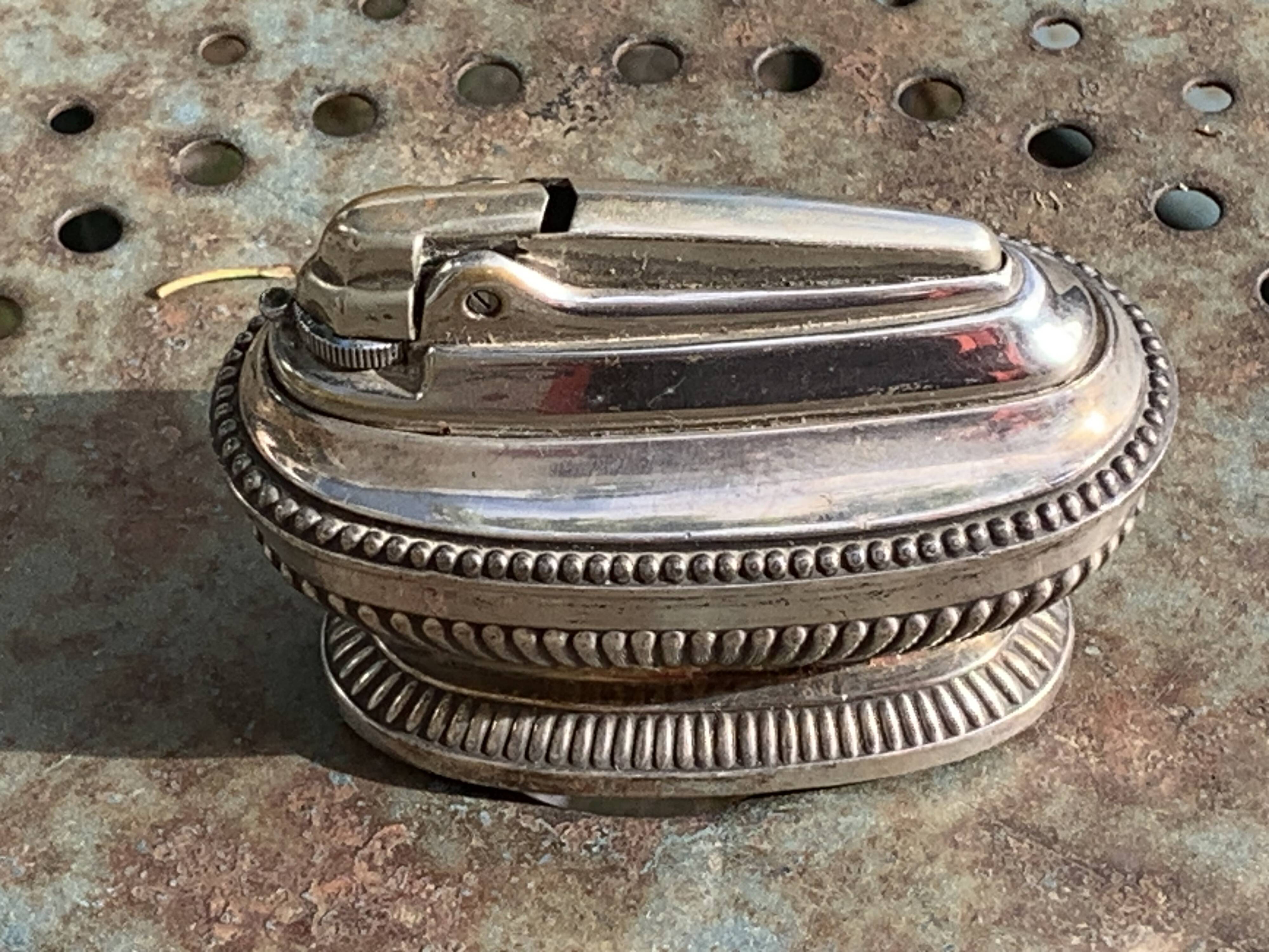 Refillable table lighter in silver metal, ronson stamp, shuttle-shaped, vintage 1960