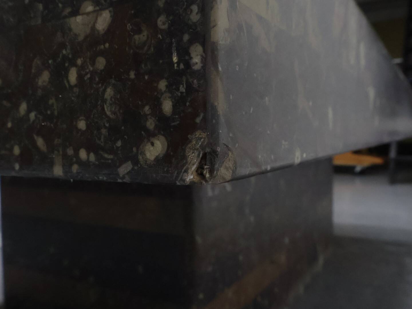 Brutalist salontafl Laauser Fossiel natuursteen