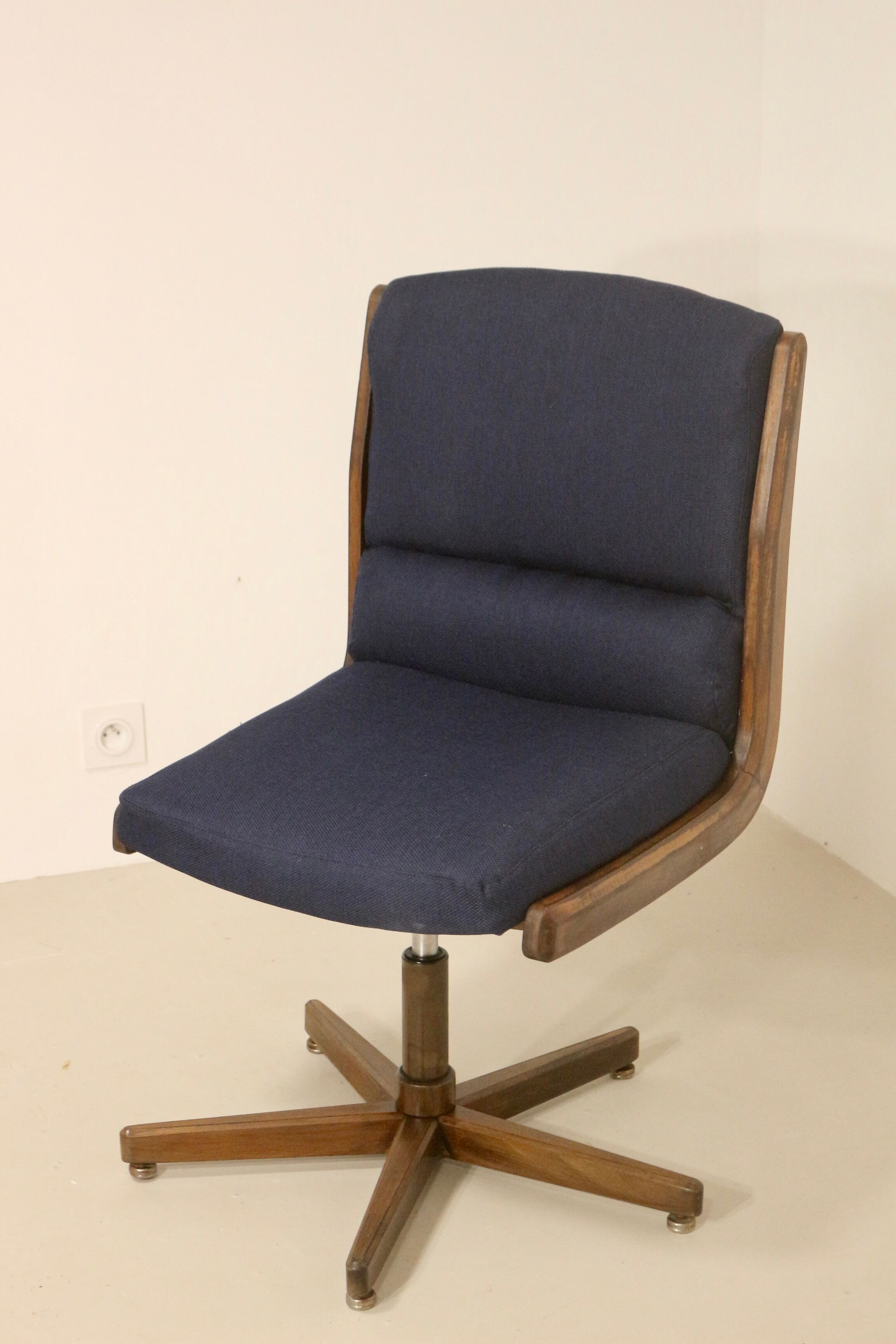 Fauteuil de bureau vintage pivotant en bois année 70