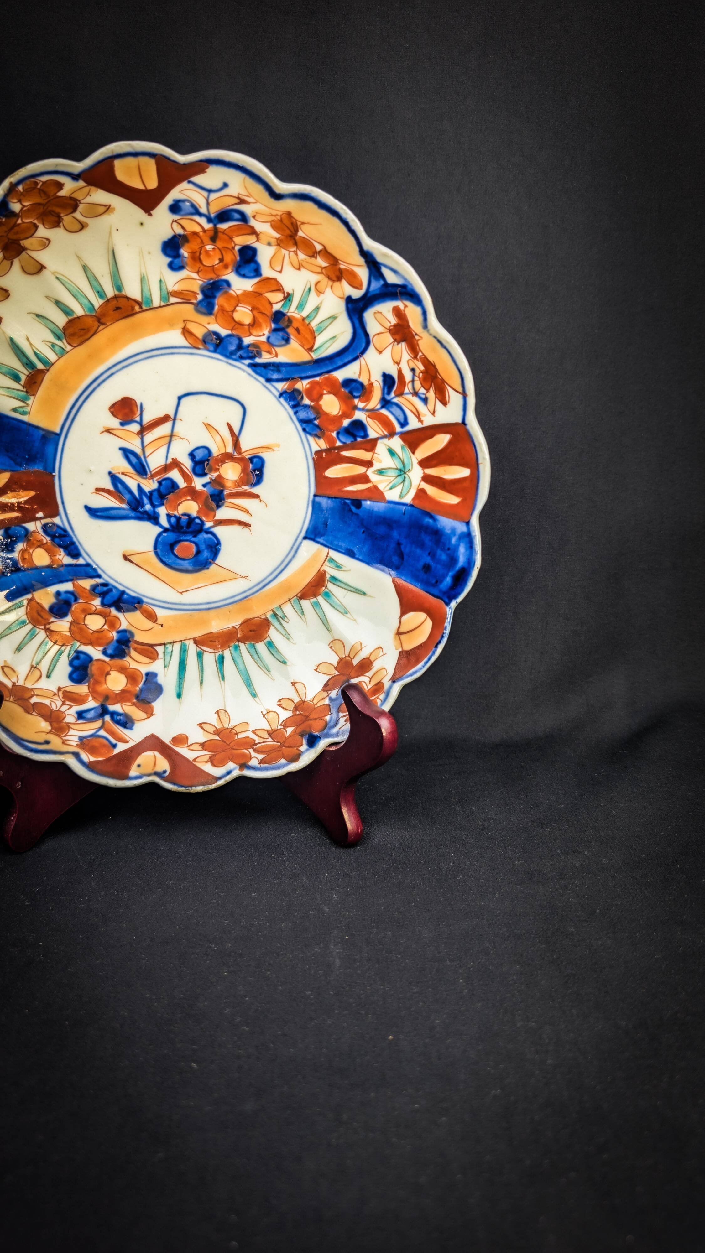 Imari porcelain plate with Japanese-style floral decoration, late 19th century