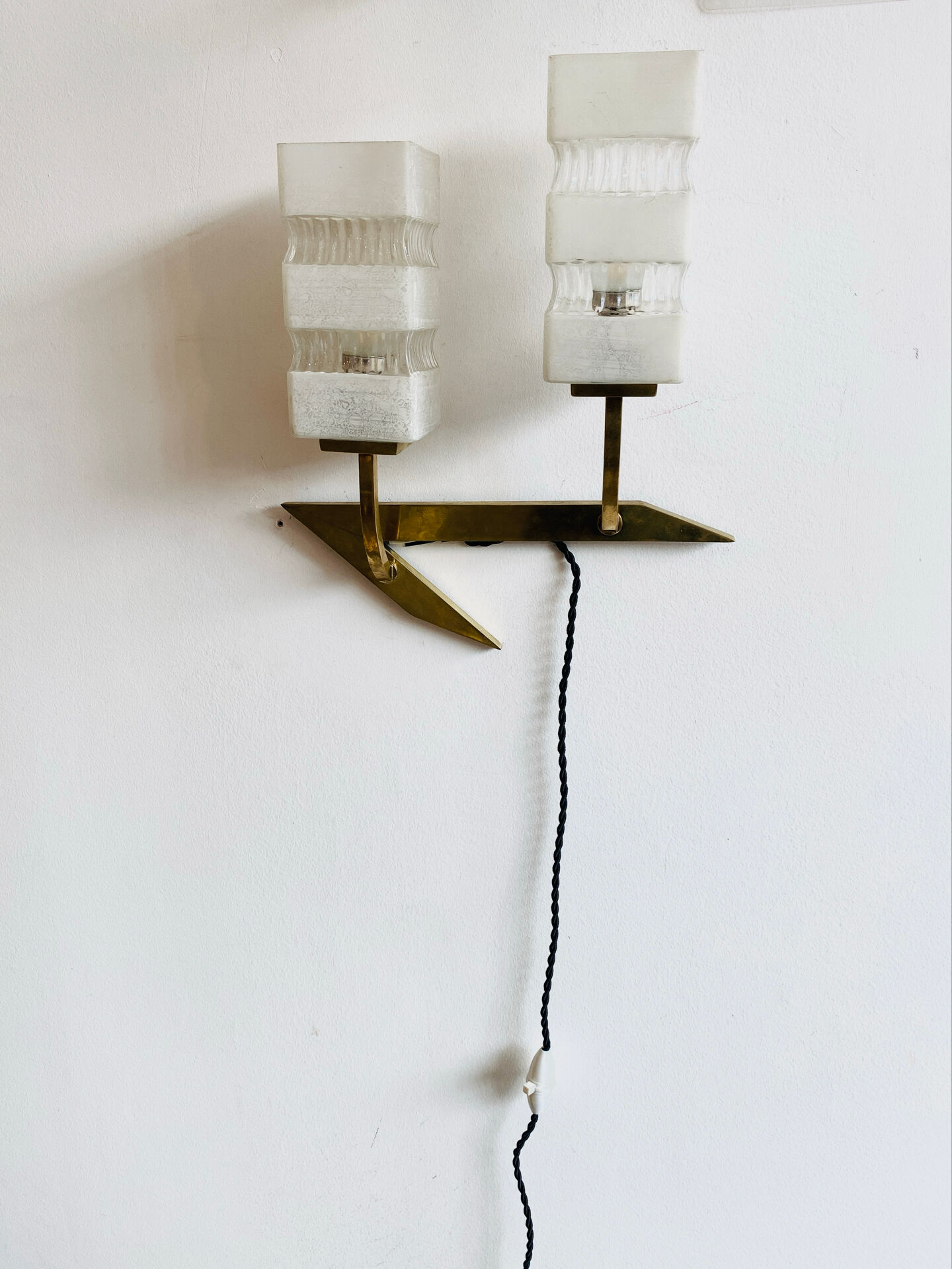 Vintage wall light in brass and glass from the 1960s.