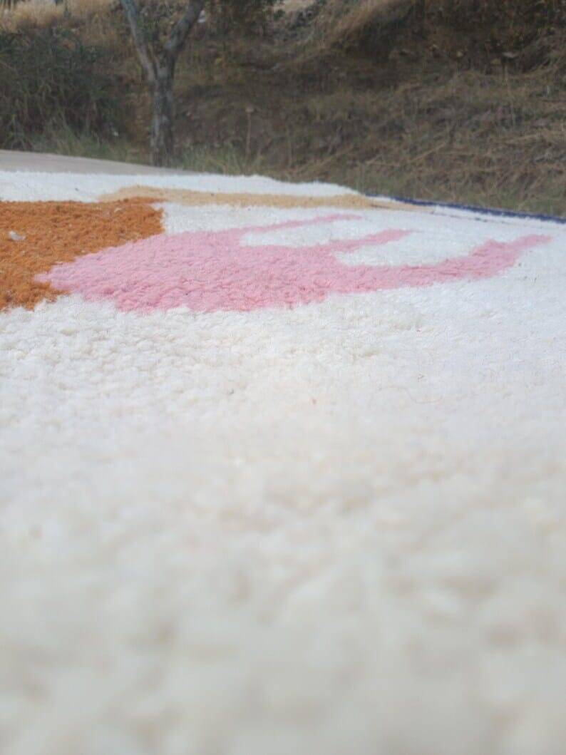 Traditional handwoven Beni Ourain Berber rug, size 150 x 250 cm.