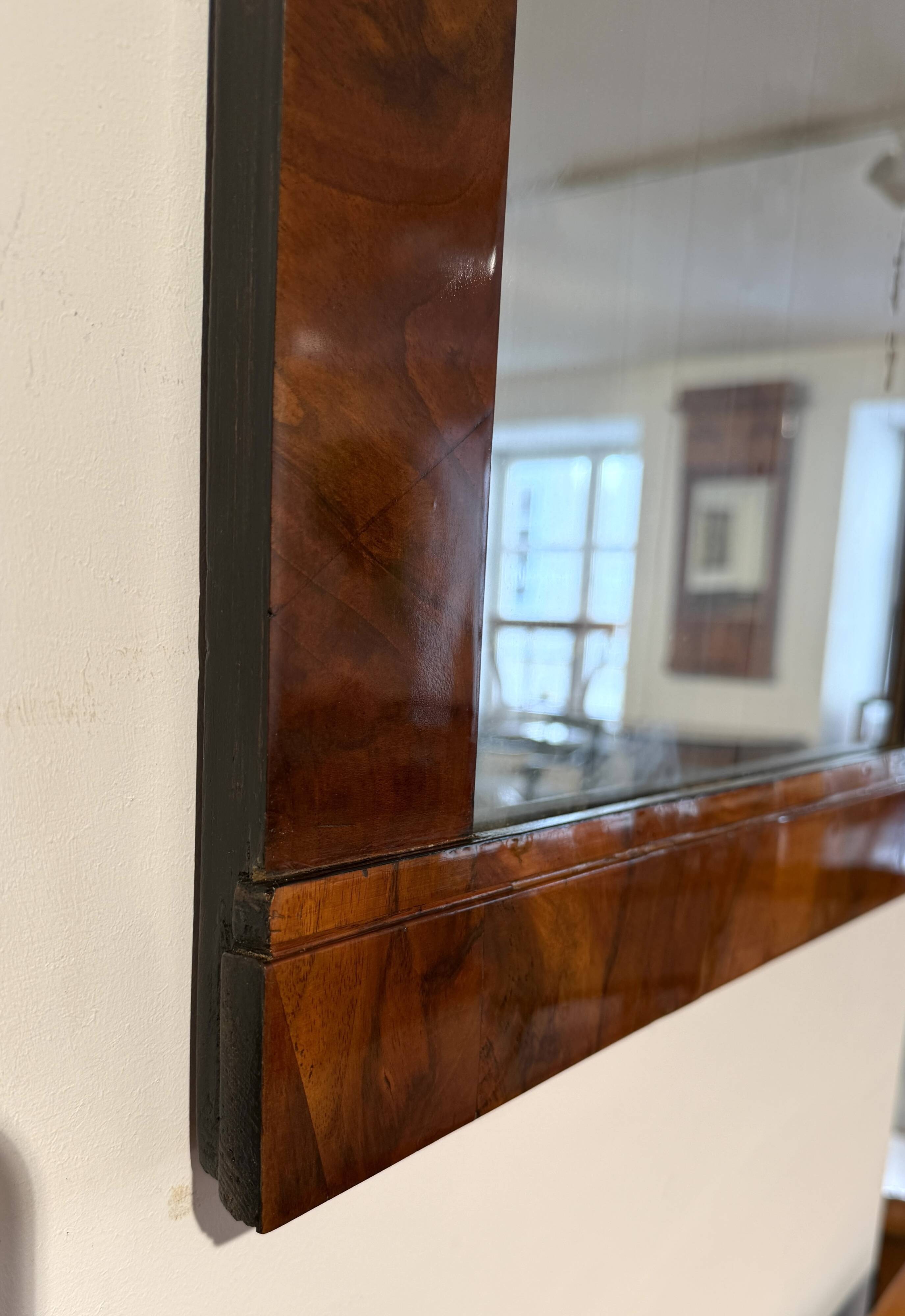 Miroir mural Biedermeier en placage de noyer, ébénisé, Autriche, vers 1820