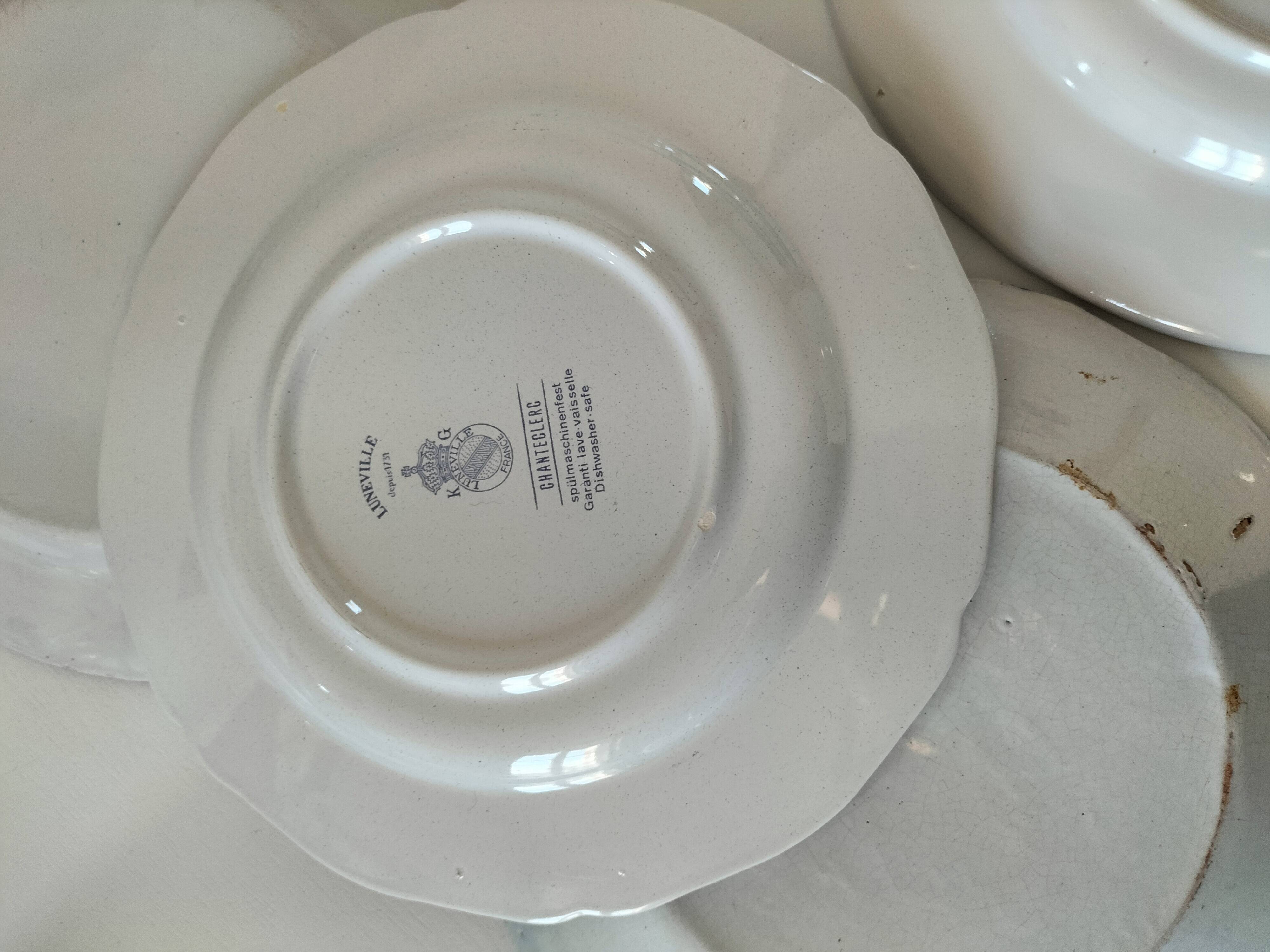 Rooster plates & baskets, earthenware in the spirit of a French bistro.