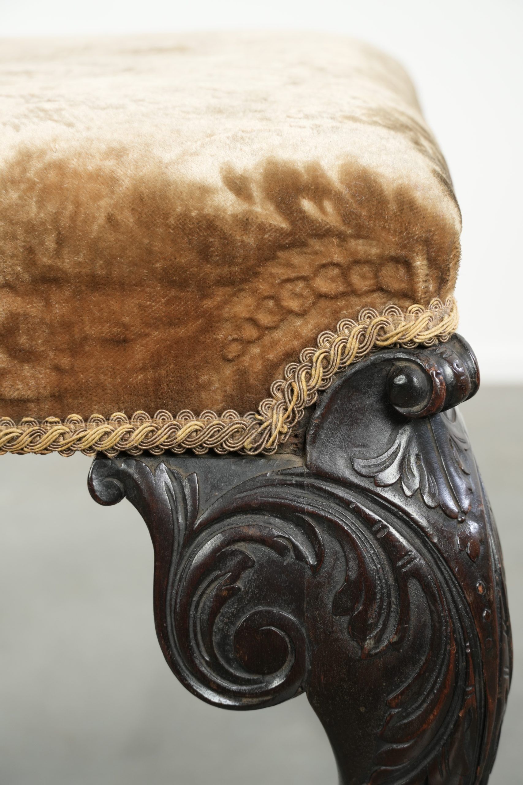 Siège / ottoman néerlandais antique du XVIIIe siècle en tissu velours