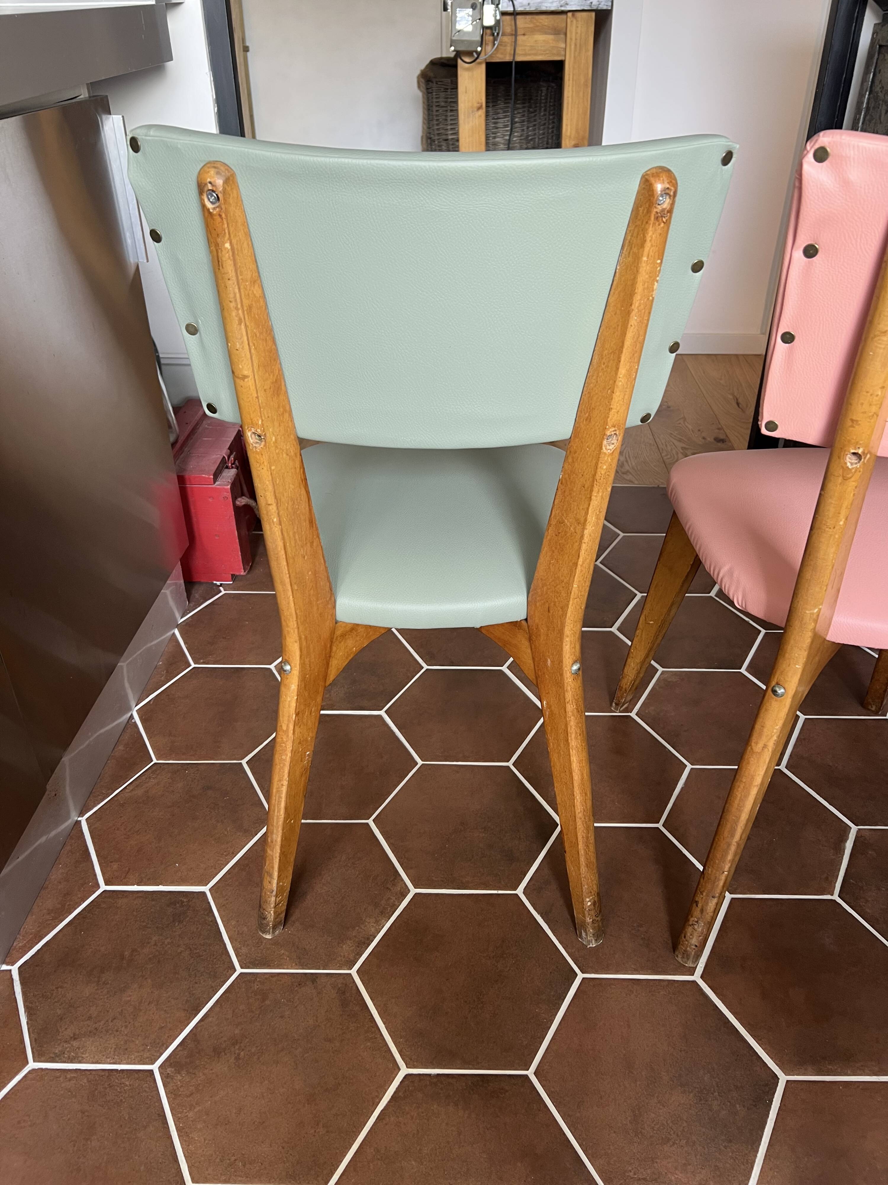 (Lot) 4 pastel multi-colored chairs (Monobloc)