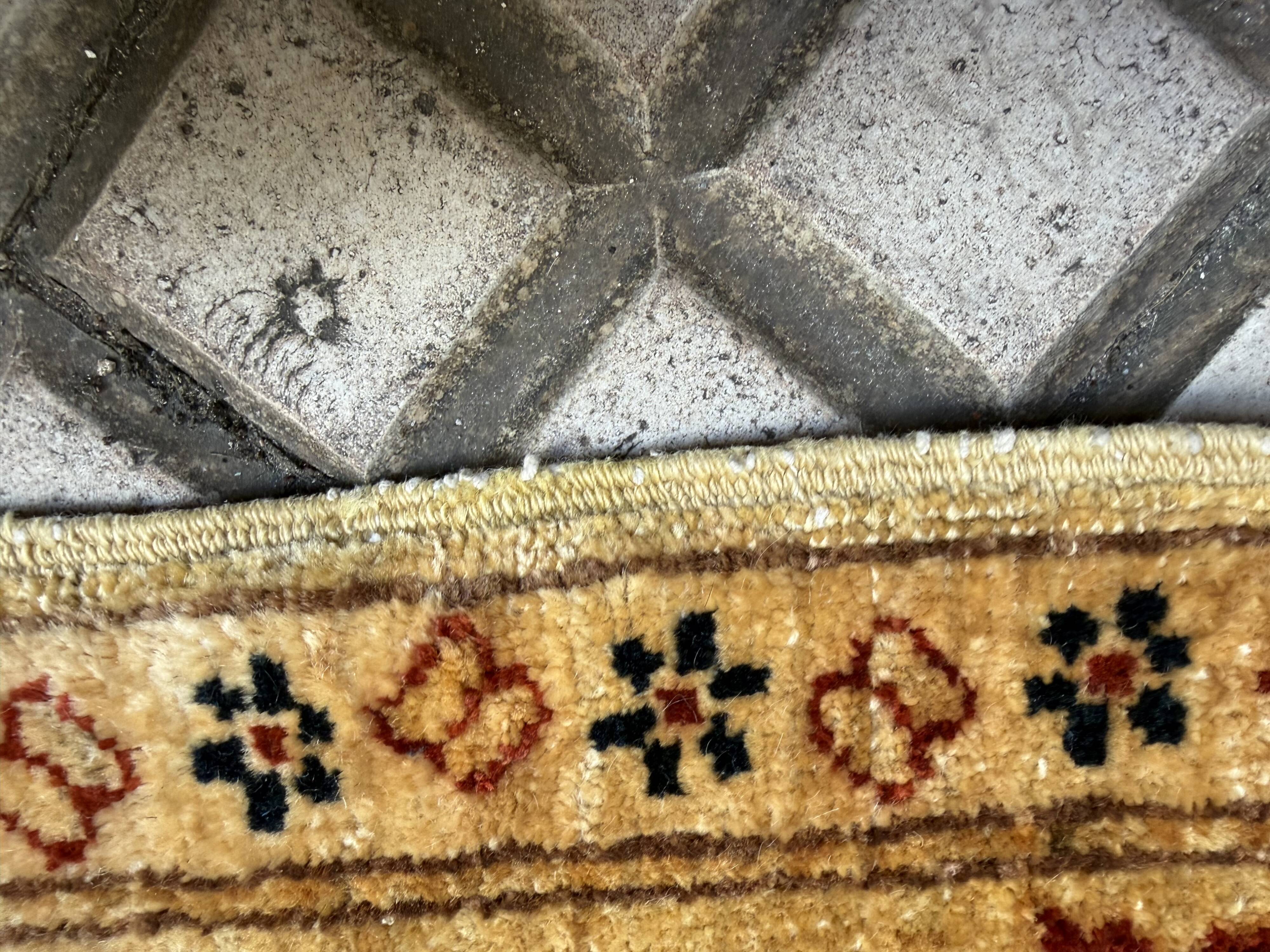 Tapis d’Orient noué main en laine, 287 × 237 cm