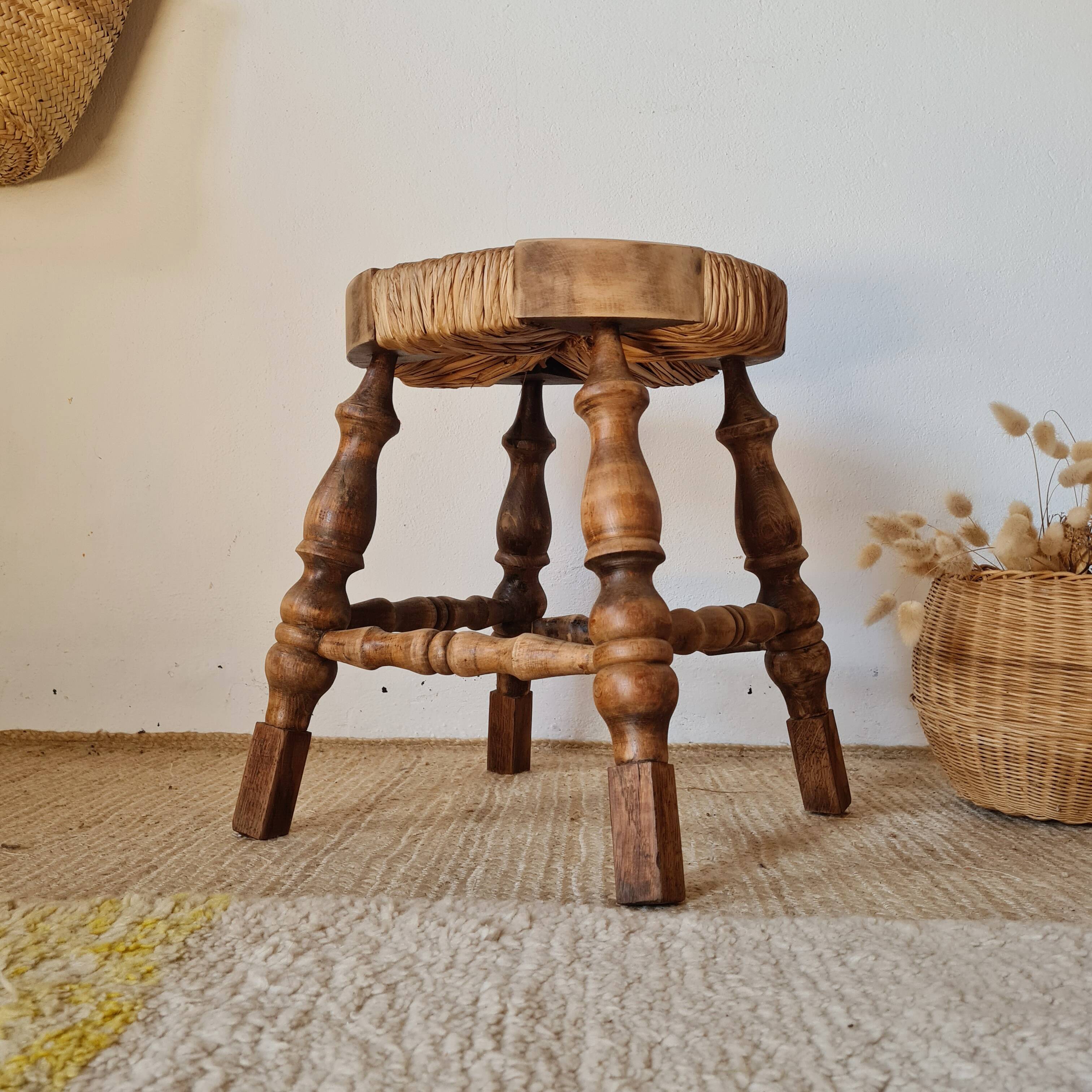 Petit tabouret tripode de style "Bobbin" en bois tourné et pai