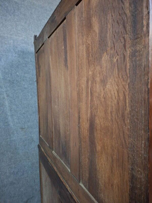 Buffet deux corps époque Napoléon III en bois massif.