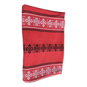 Nappe rectangulaire, linge de maison basque en coton rouge broderies noires et blanches, vintage