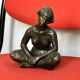 Sculpture bronze femme assise
