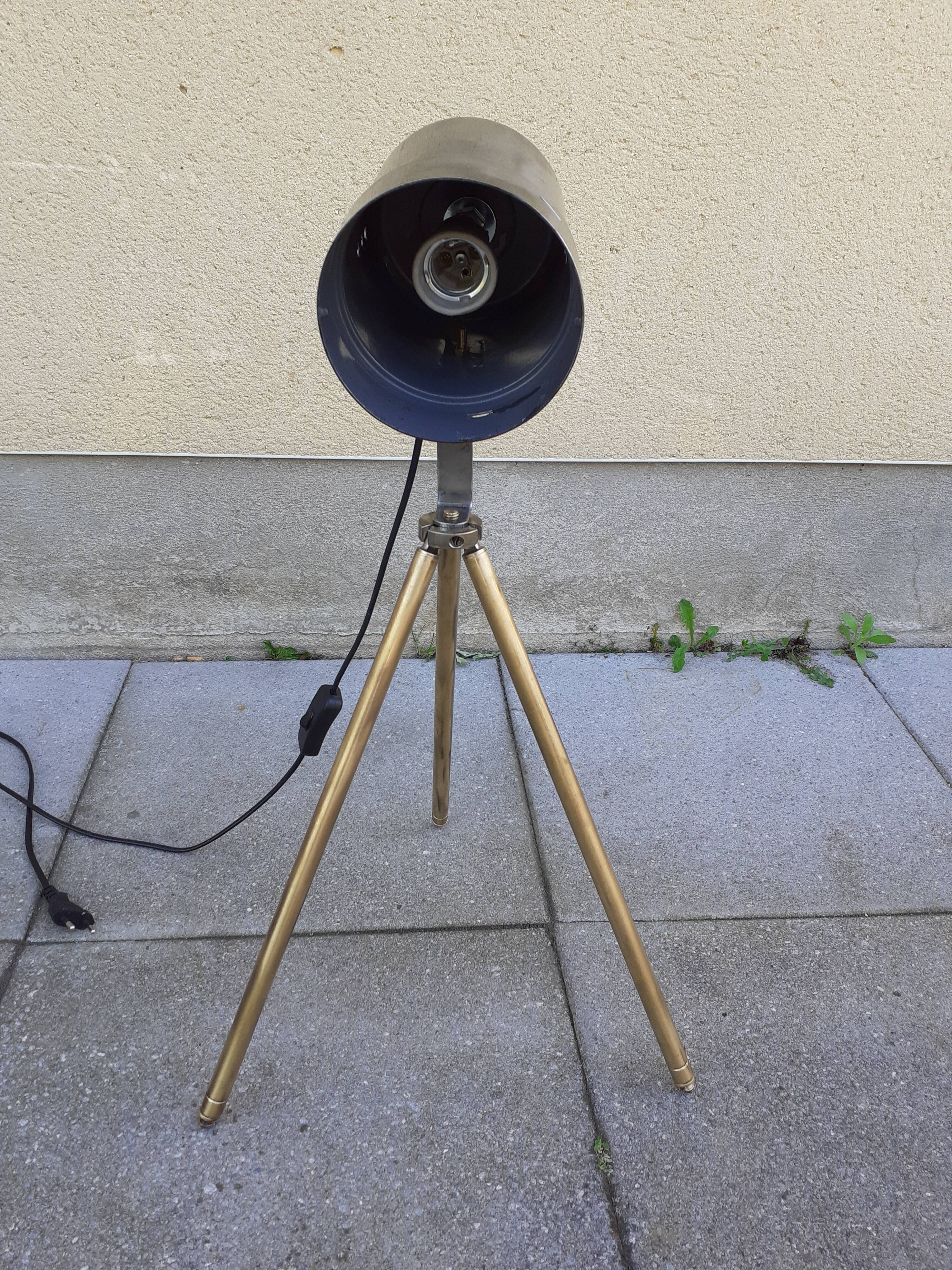 Lamp on brass trepied