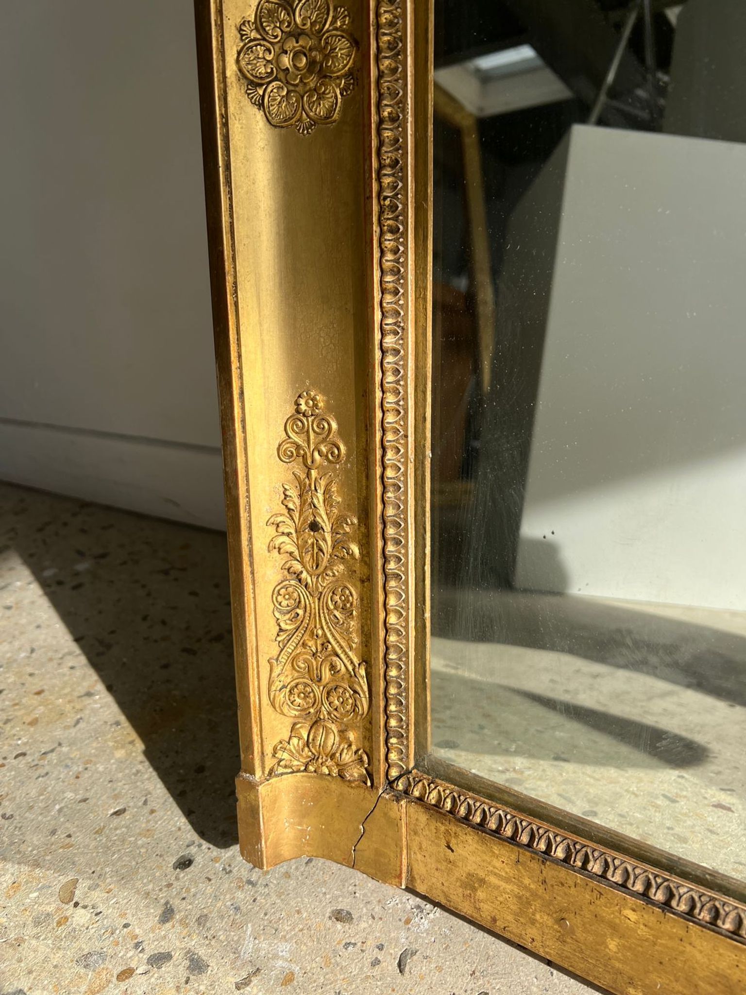 Miroir doré style Restauration à décor de palmettes étirées