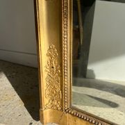 Miroir doré style Restauration à décor de palmettes étirées