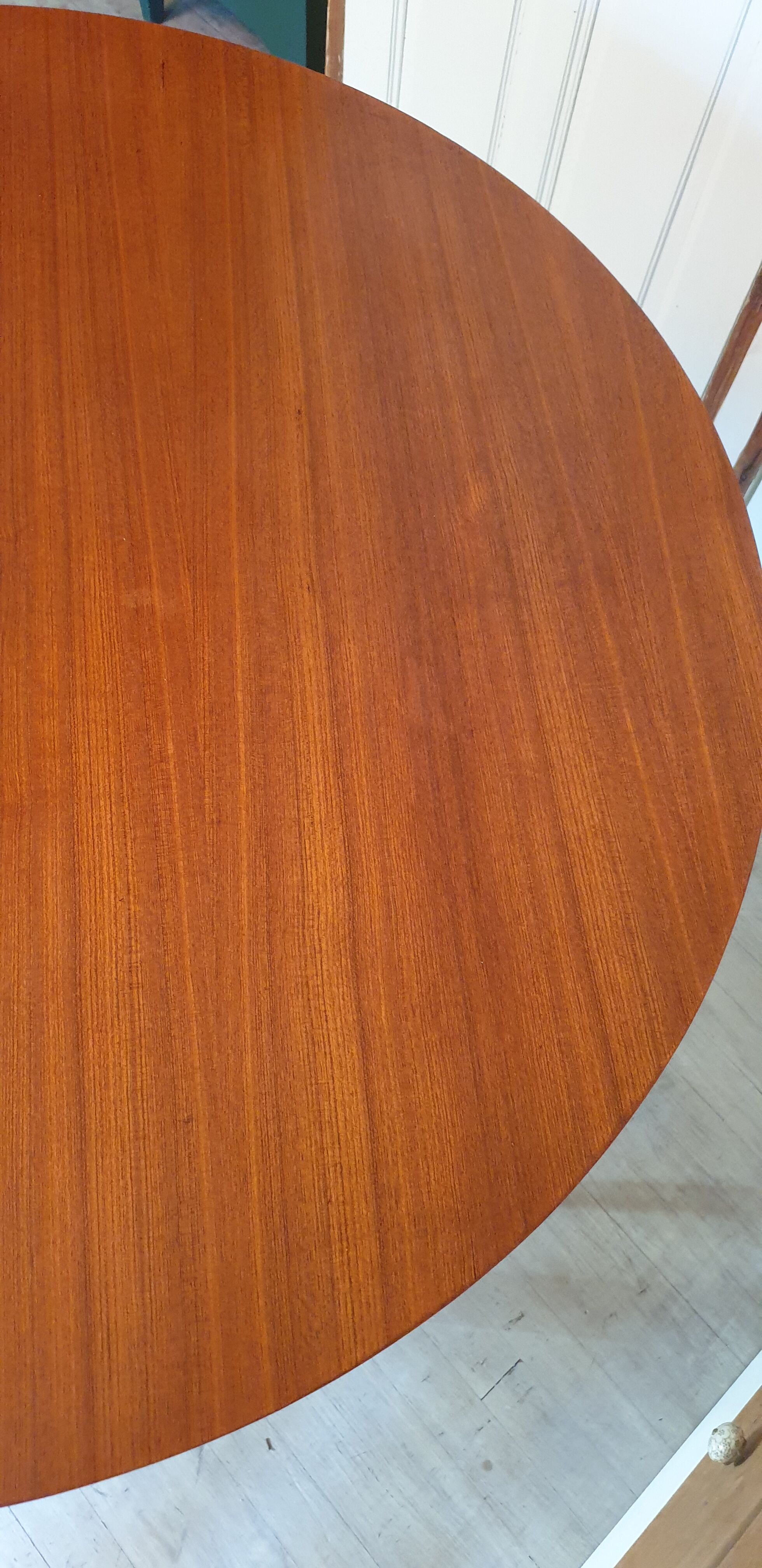 Extendable teak round table