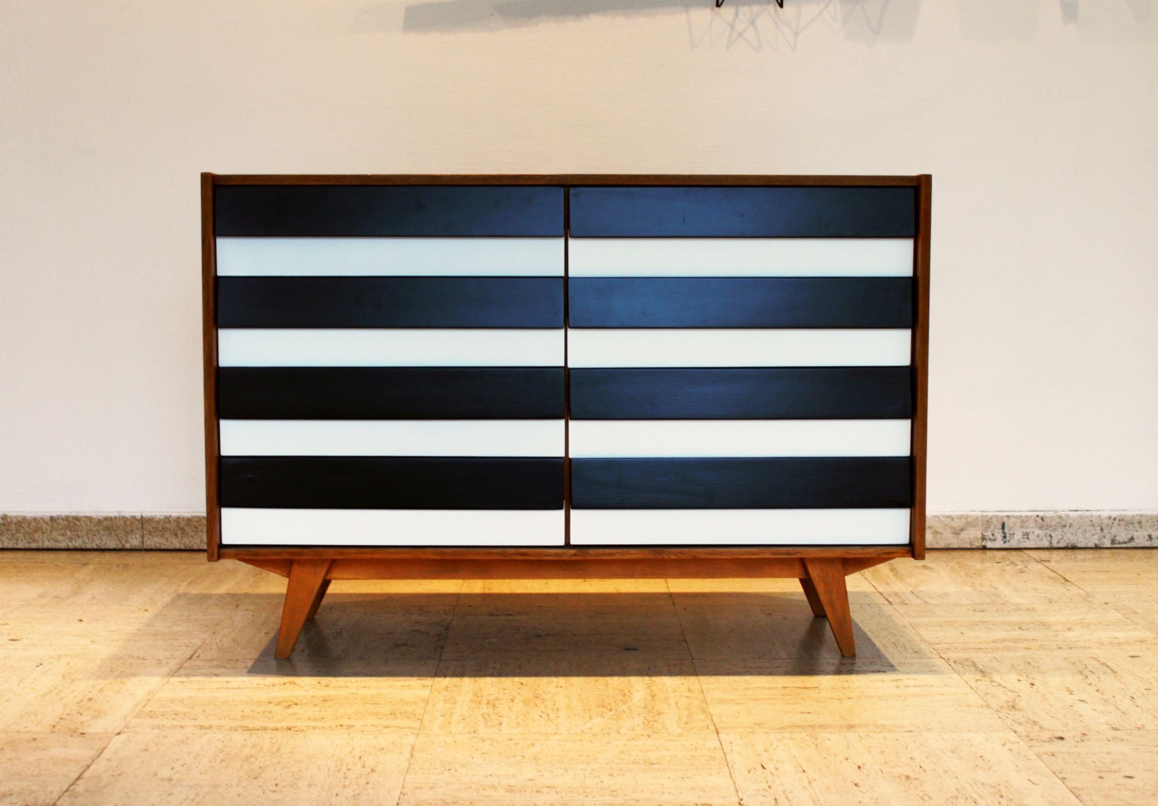 Commode U-453 par Jiří Jiroutek pour Interier Praha, 1960