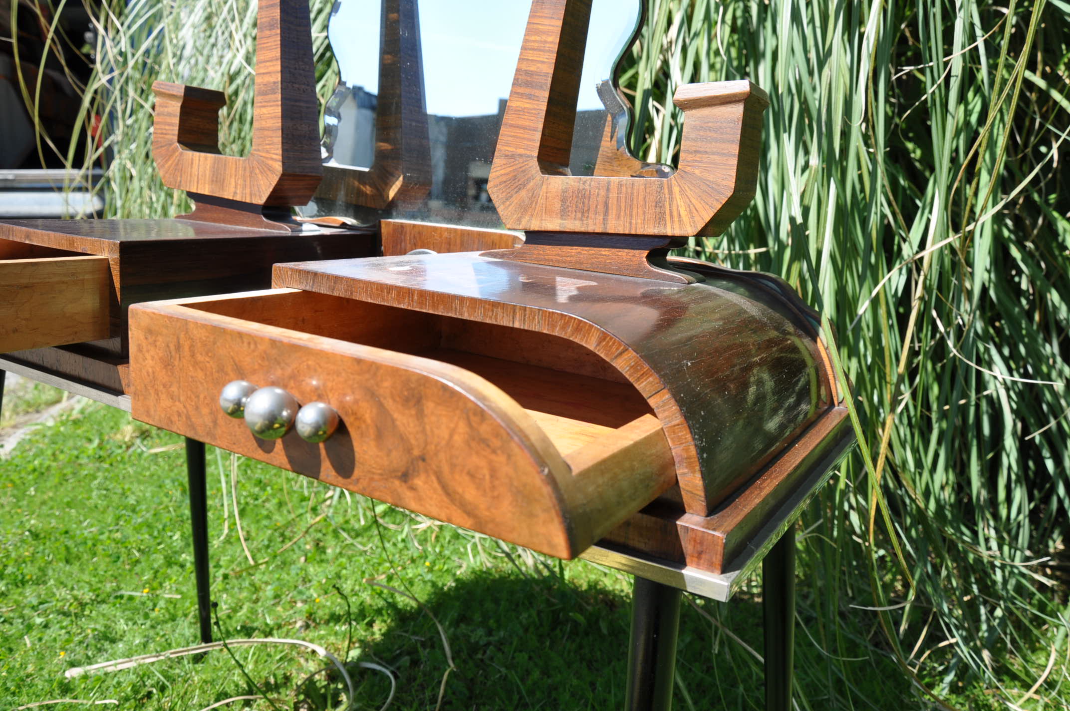 Child dressing table