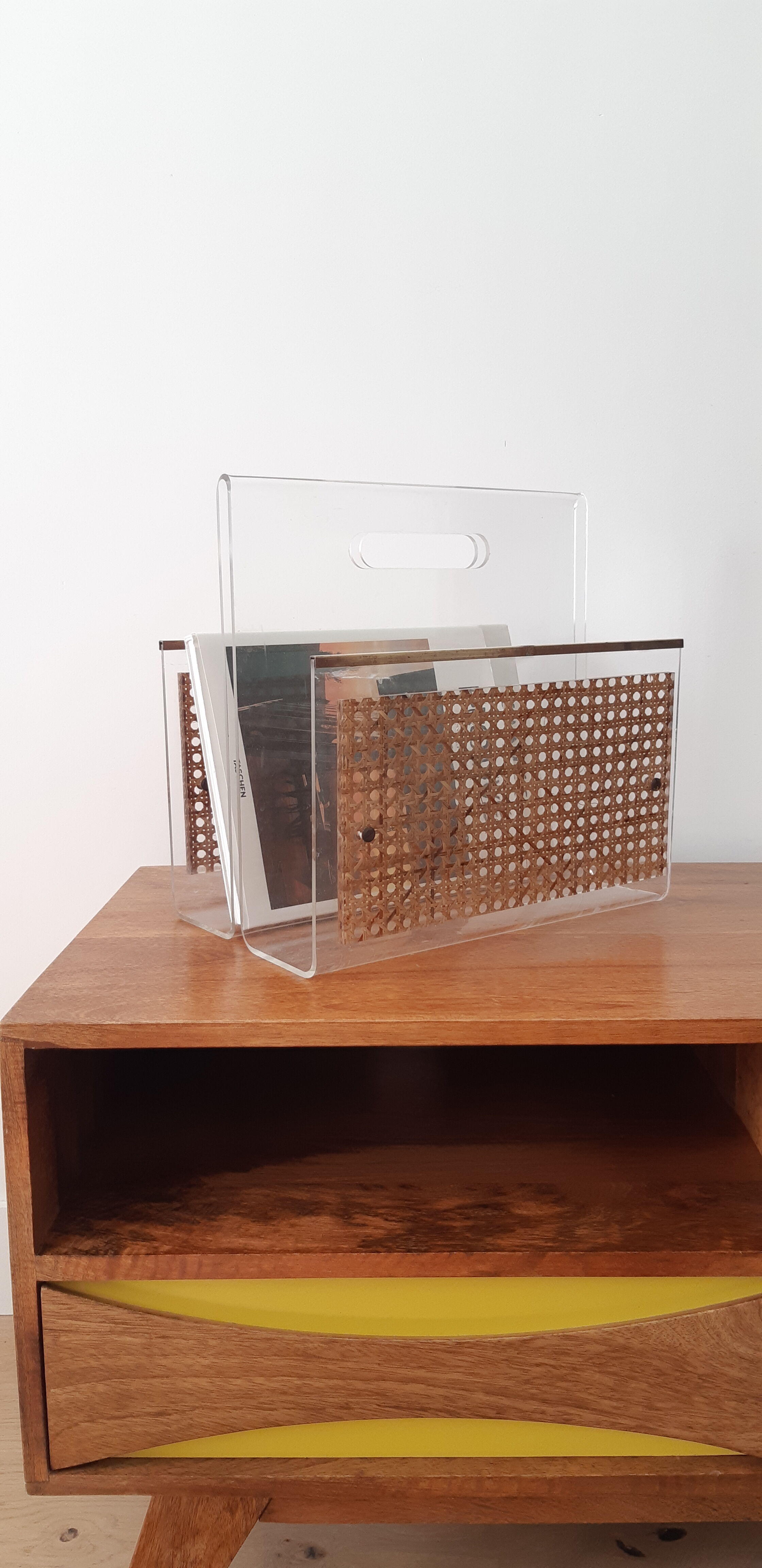 Porte revue en plexiglas à décor de cannage