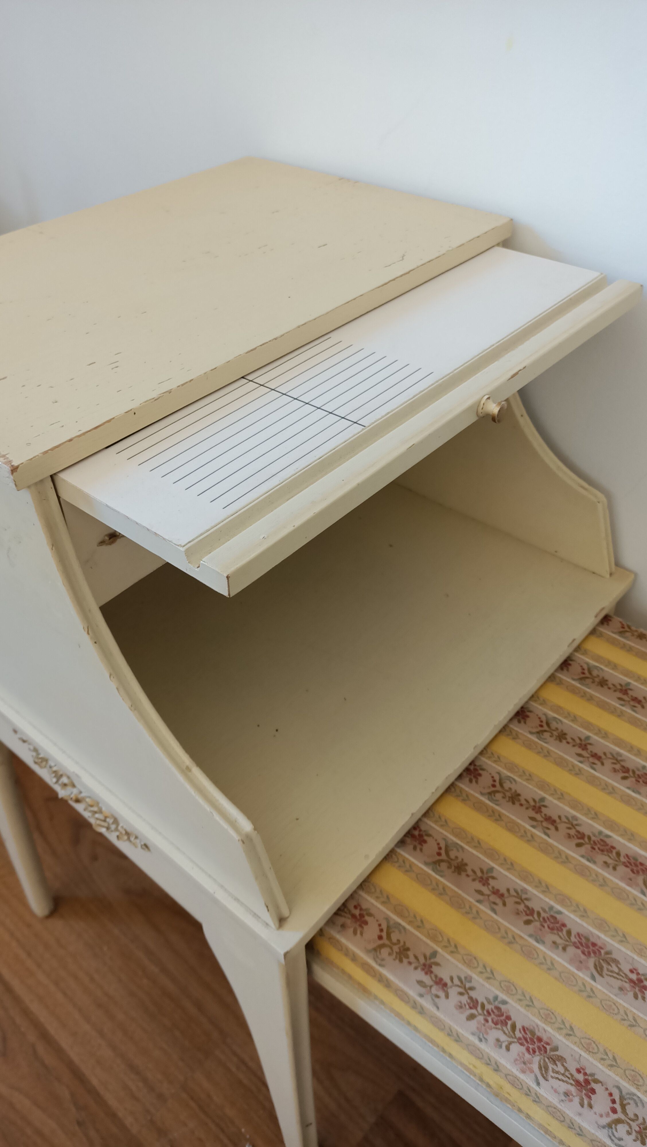 Chippy Phone Seat Table