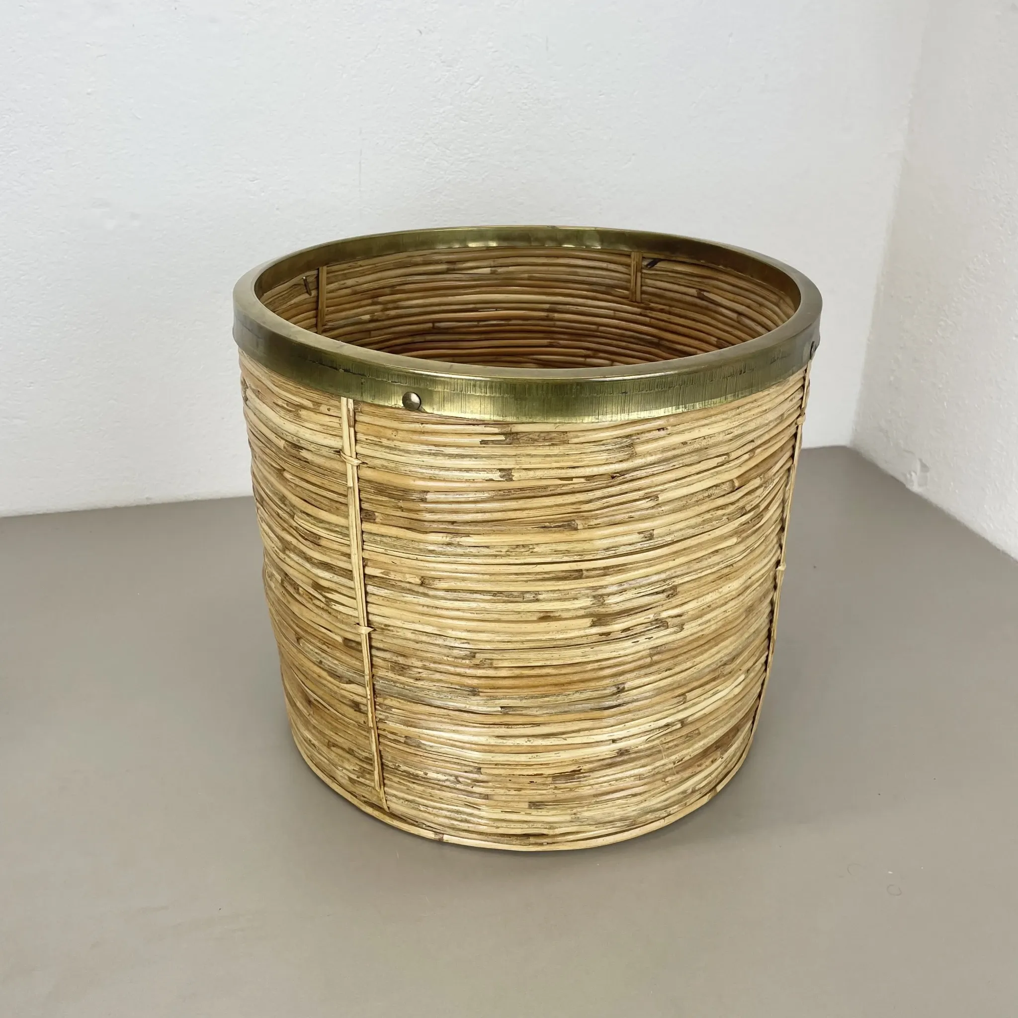 xl 31 cm, rare rattan and brass waste basket in the Crespi-Albini style, Italy 1970