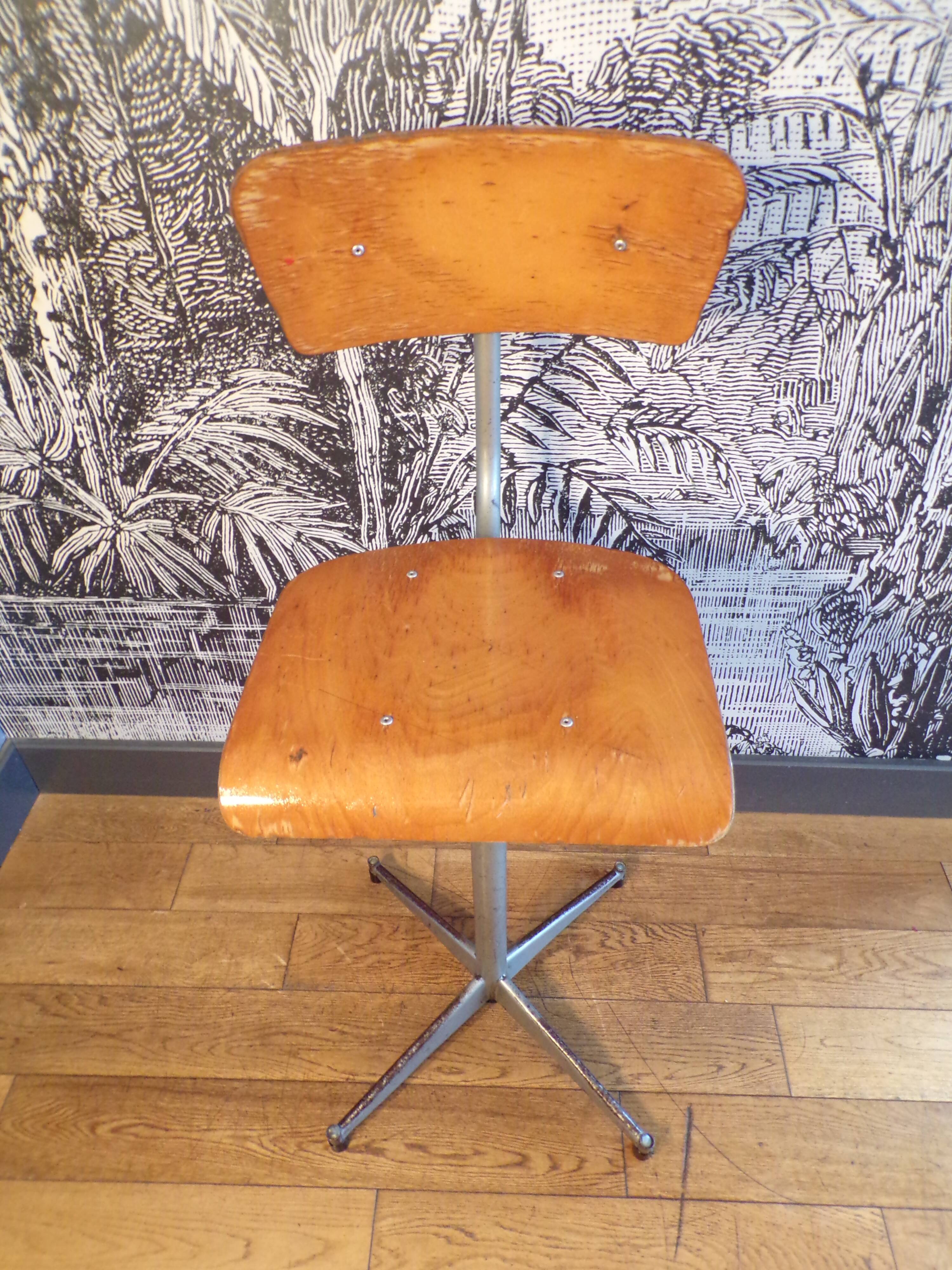 Chaise d'atelier pivotante