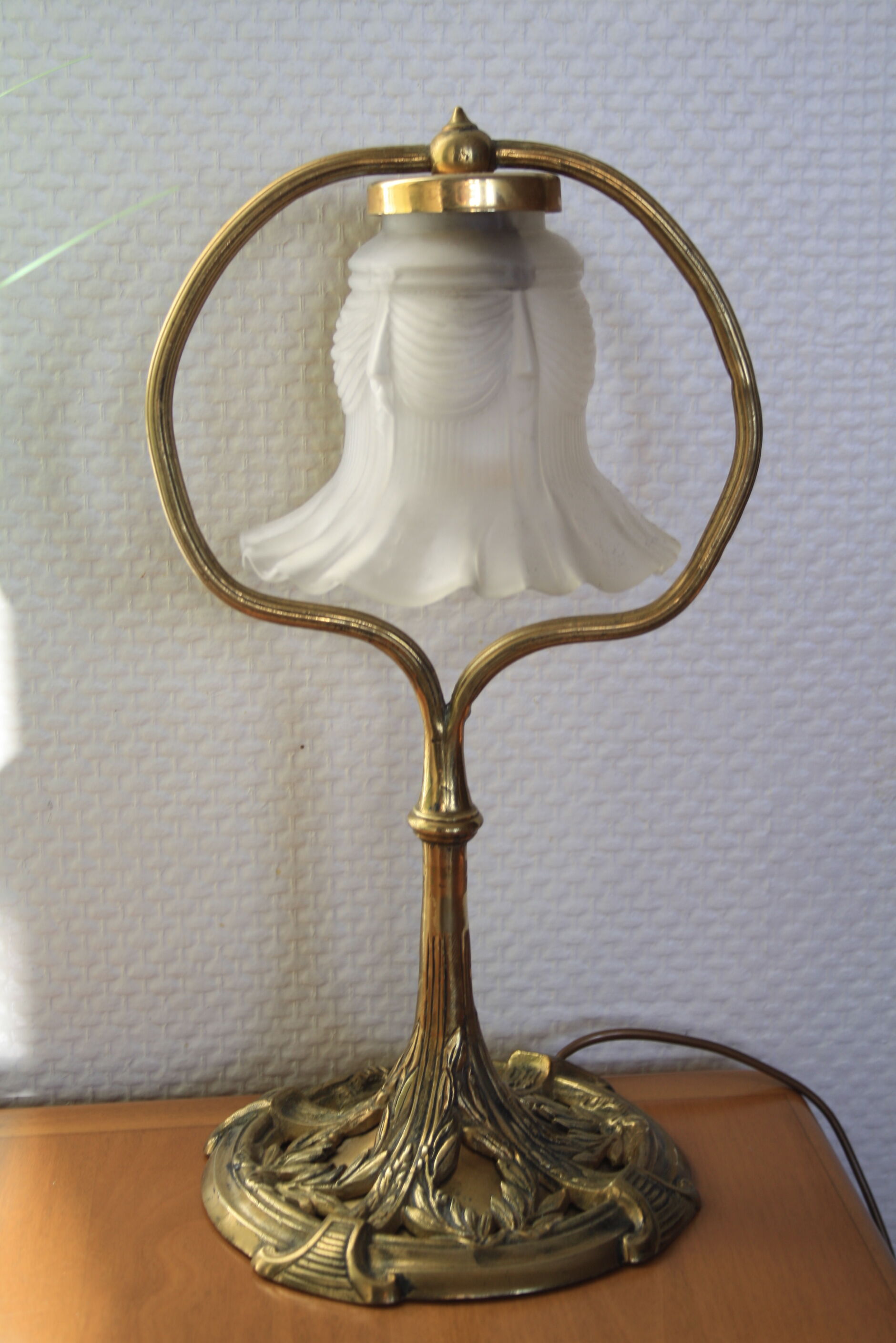 Lampe ancienne bronze abat-jour tulip en verre moulé