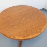 Vintage round dining table in Scandinavian style from the 60s and 70s in elm.