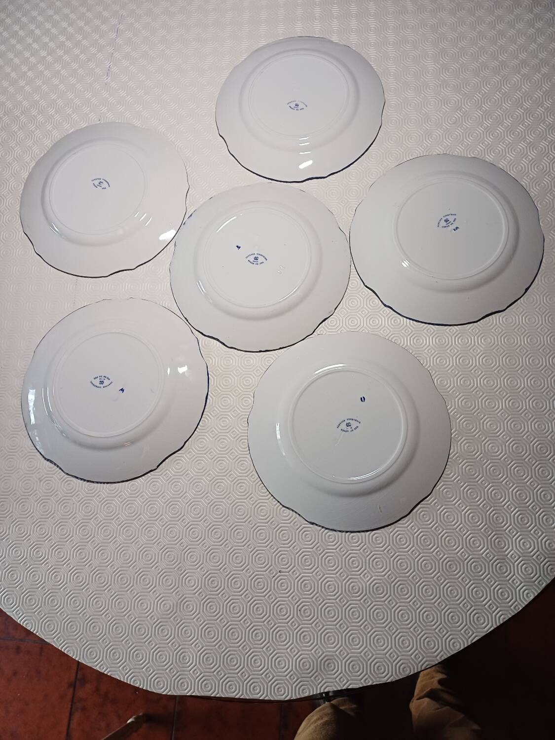6 flat plates with floral decoration, T. de fer.