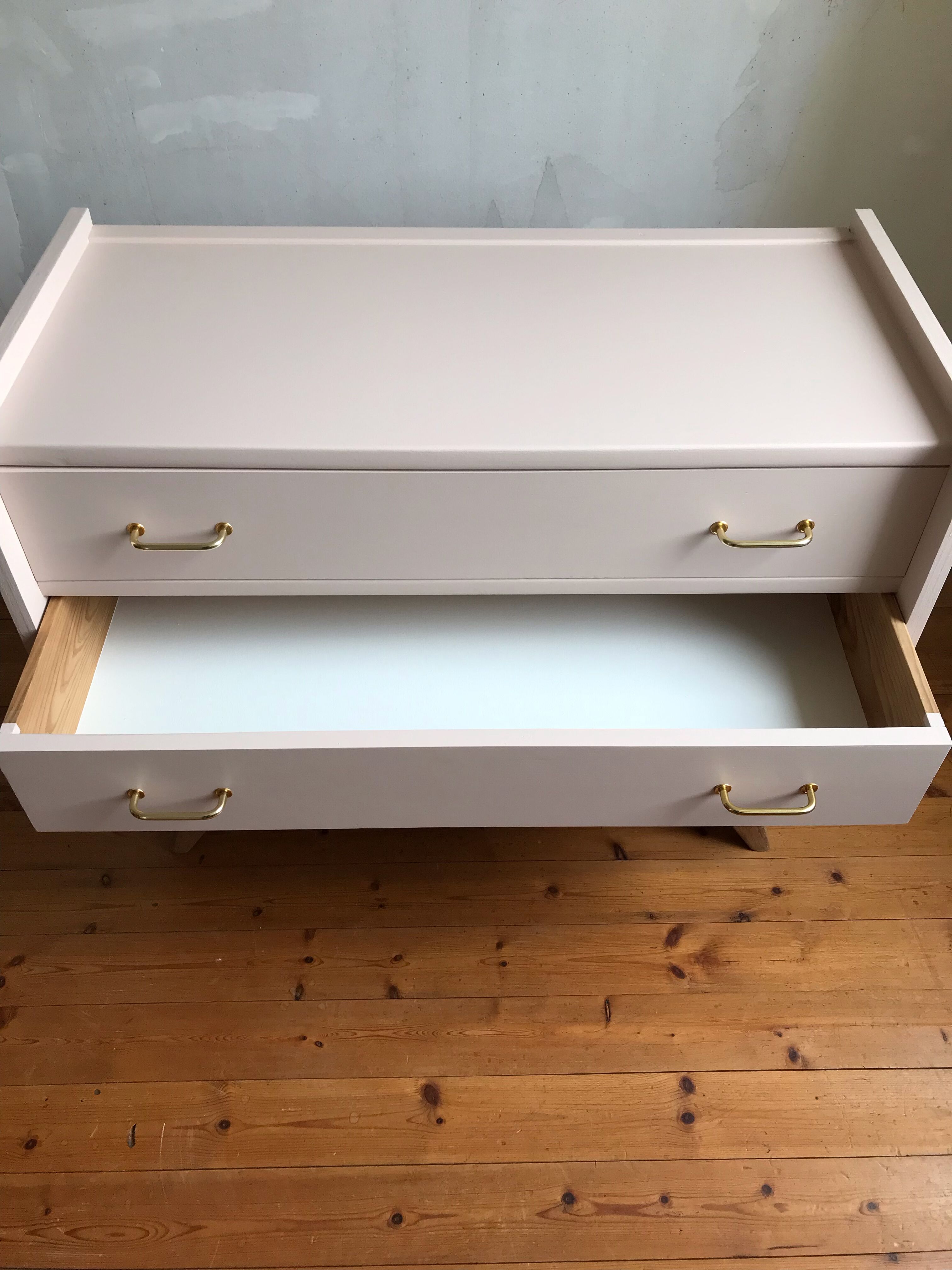 Commode year 50 painted in Setting Plaster from Farrow & Ball