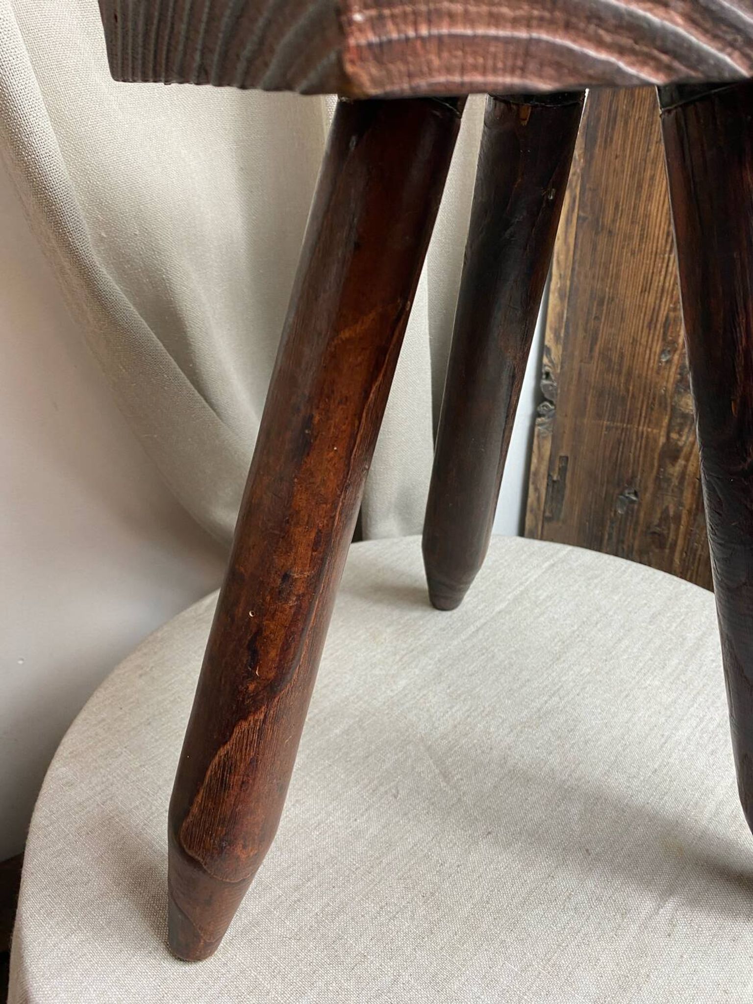 Tabouret de ferme français  tripode en bois années 60