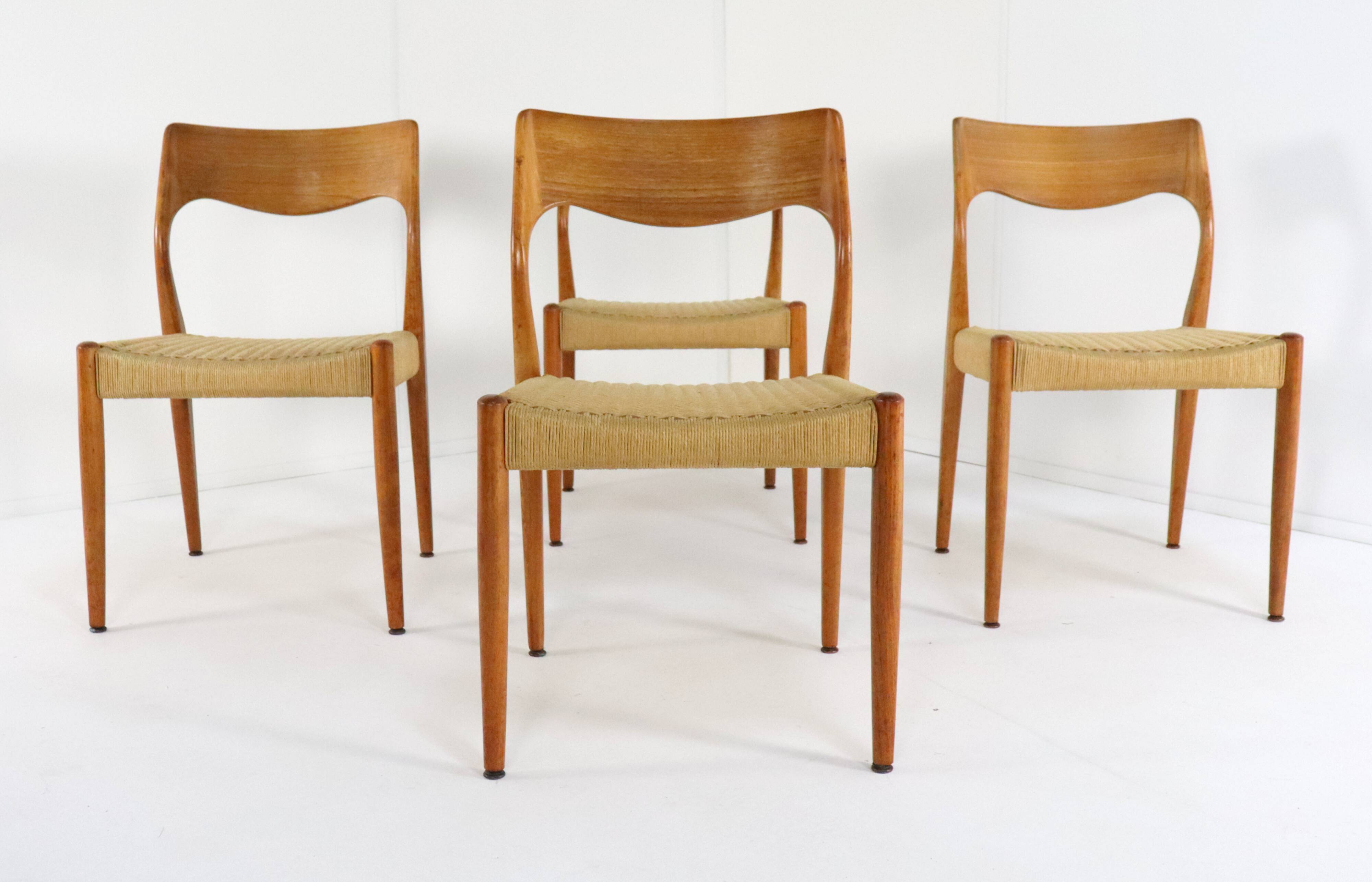 Set of 4 eetkamerstoelen Fristho team naar Niels O Moller model 71