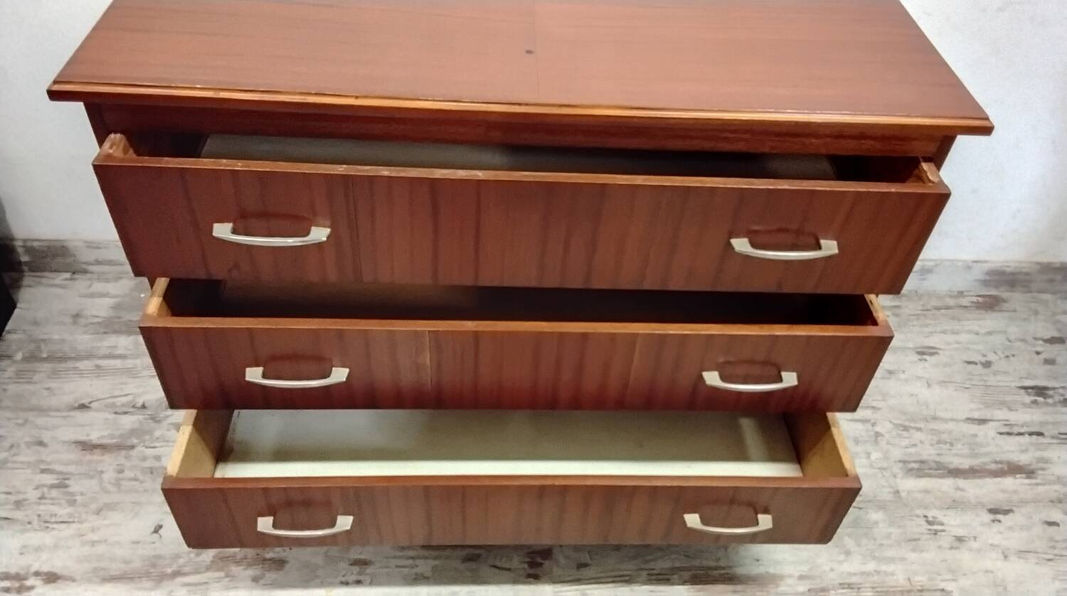 Wooden chest of drawers