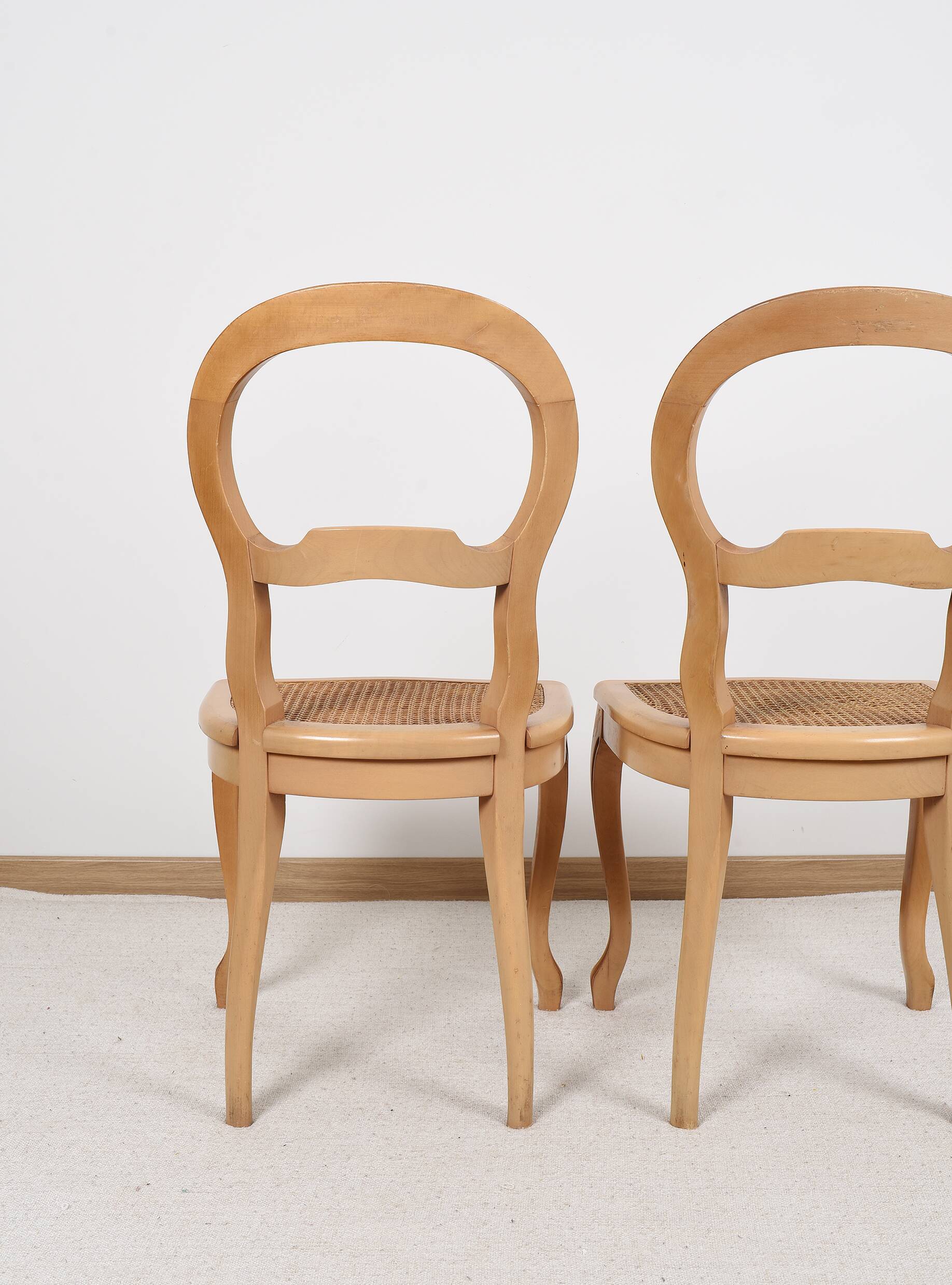 Paire de chaises cannées, en bois