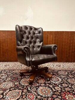 Chaise de directeur Chesterfield classique anglaise noire