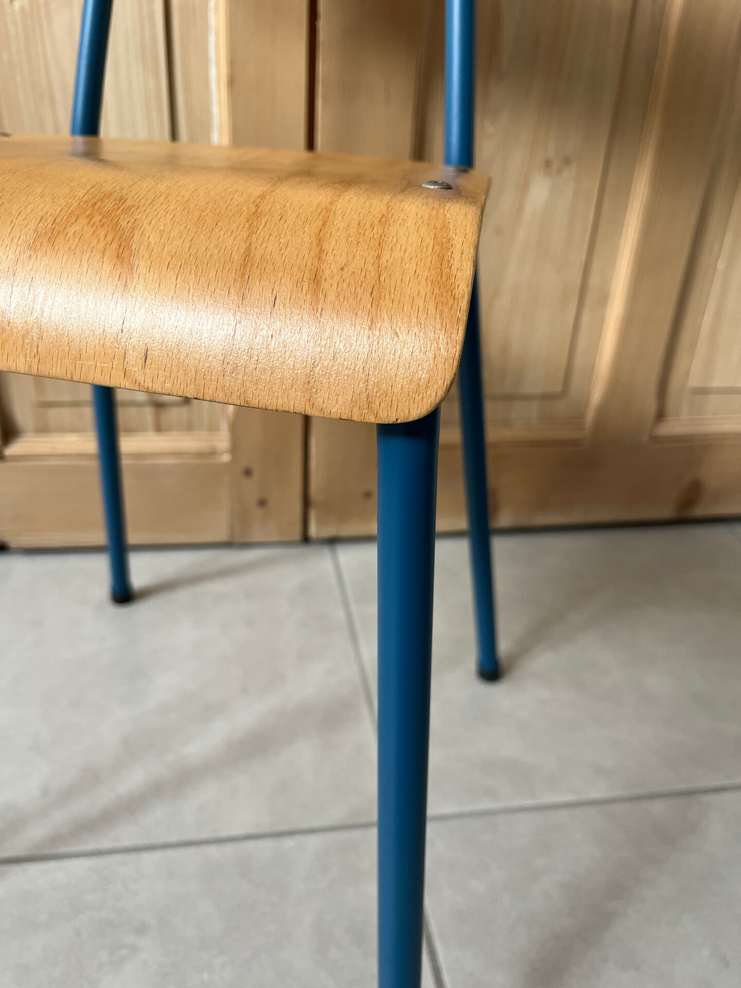 Chaise d'école vintage rénovée