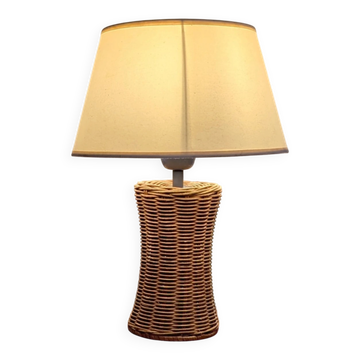 Lampe à poser vintage en rotin tressé couleur miel & abat-jour beige –