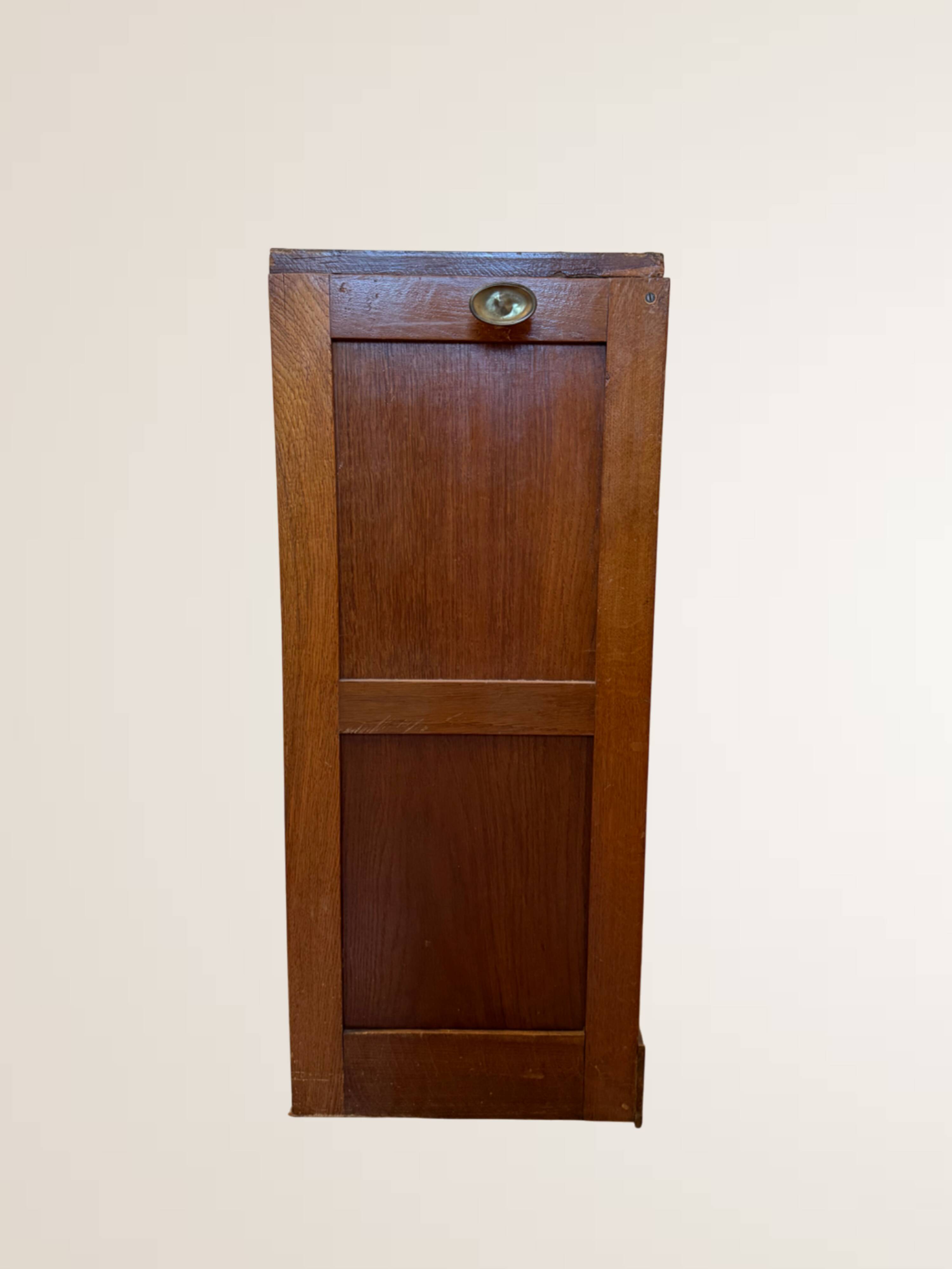 Meuble à rideau bas en bois clair