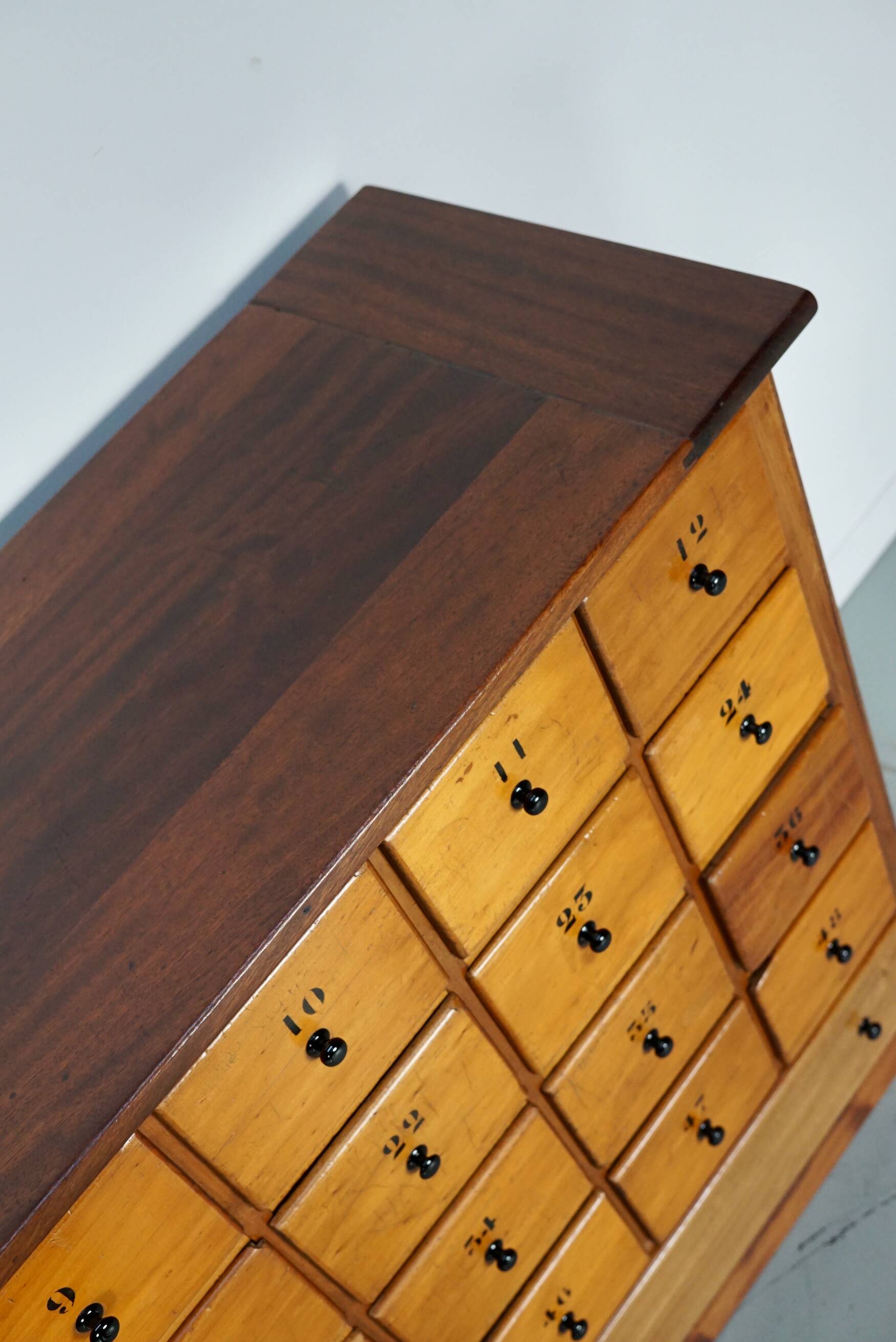 Grande apothicairerie / meuble d'école industrielle néerlandaise en hêtre, milieu du 20e siècle