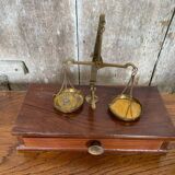 Ancien trébuchet balance de précision bronze doré + boite bois + poids