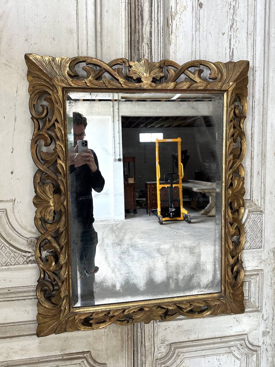 Miroir en bois sculpté doré XIXe siècle