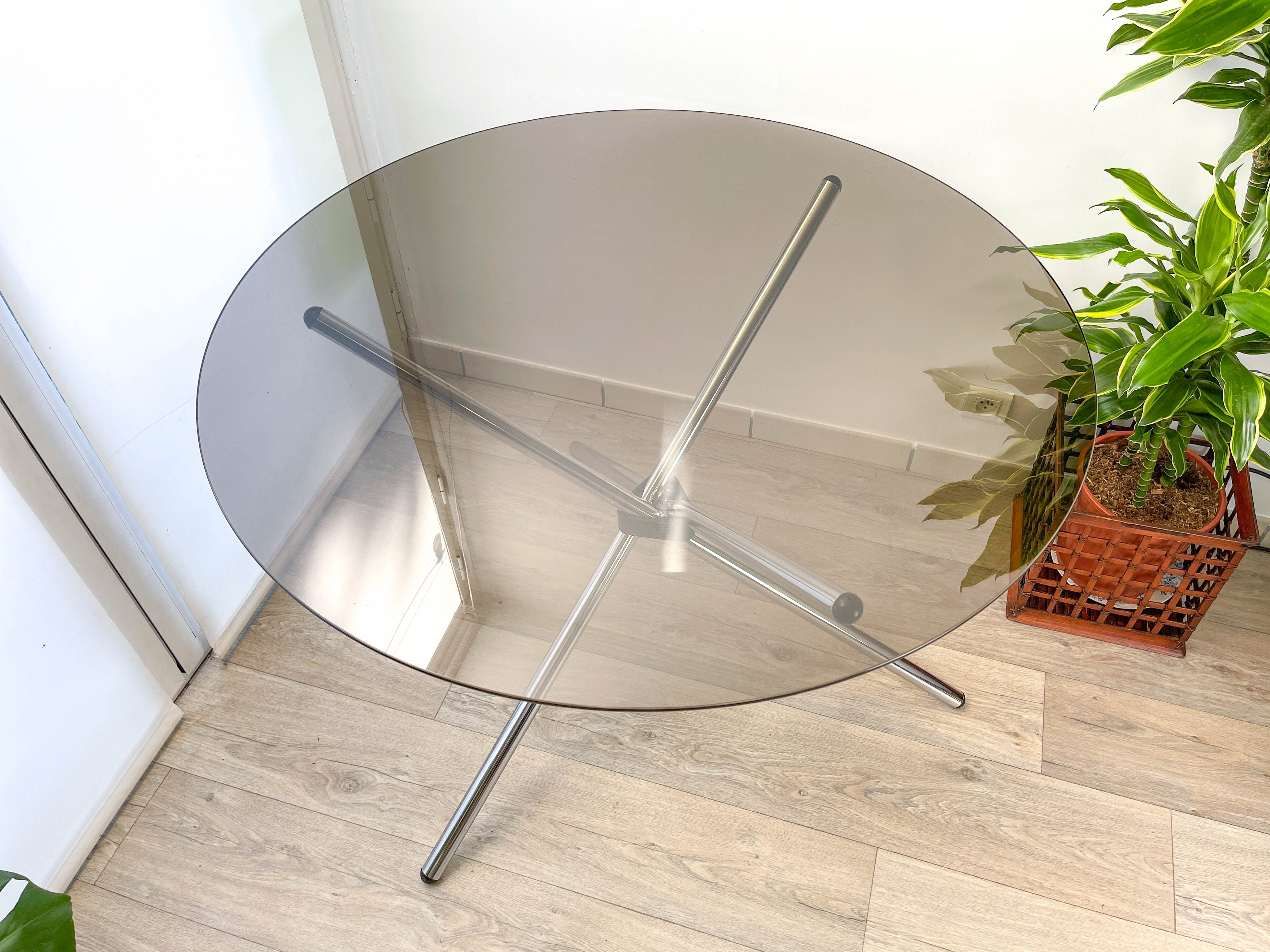 Round tripod table in smoked glass Roche Bobois 70