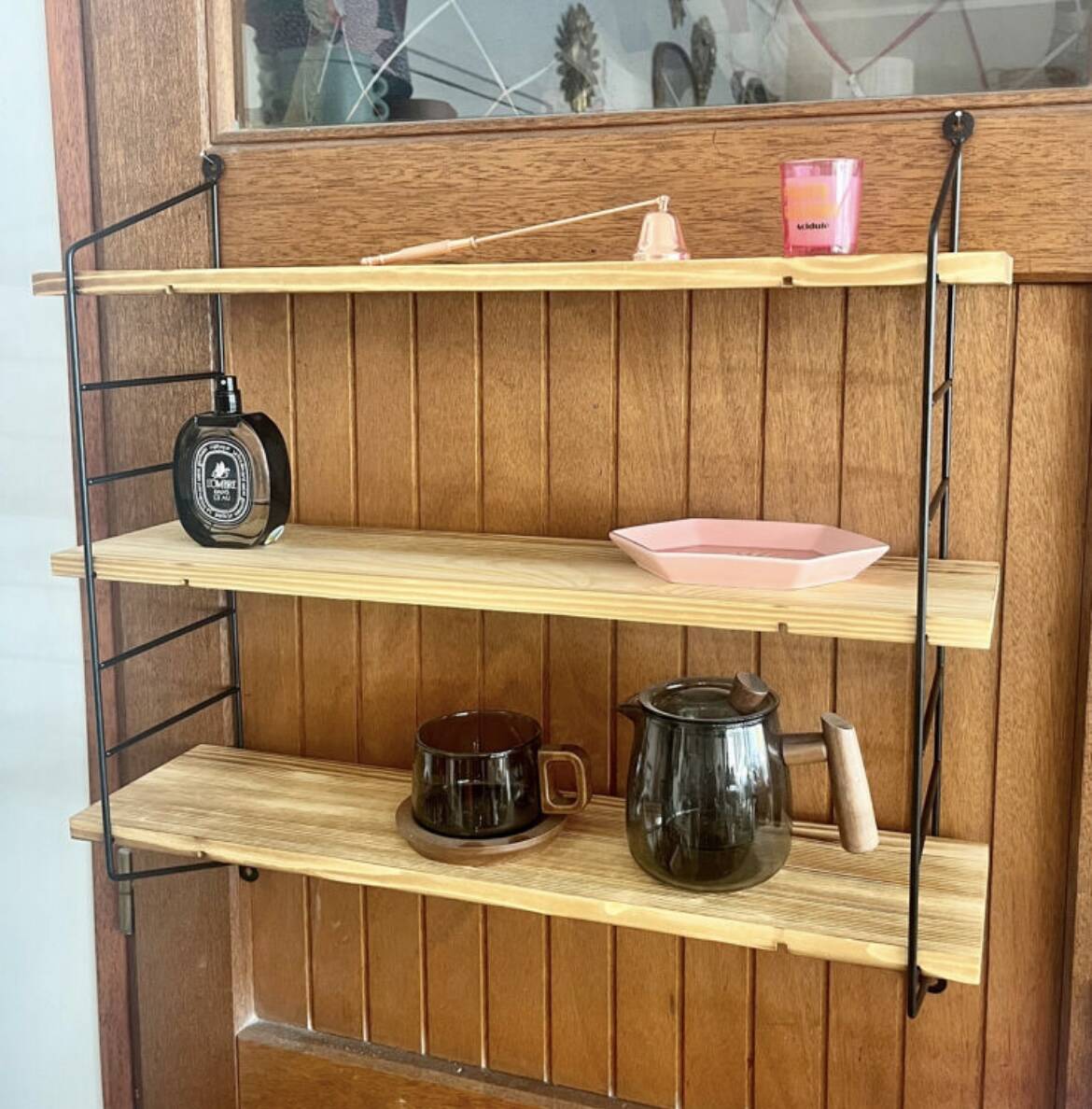 Pretty String shelf in very good condition.