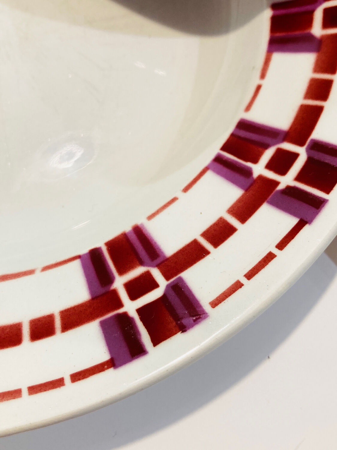 5 hollow plates in burgundy and red earthenware Stuart mill ds loups