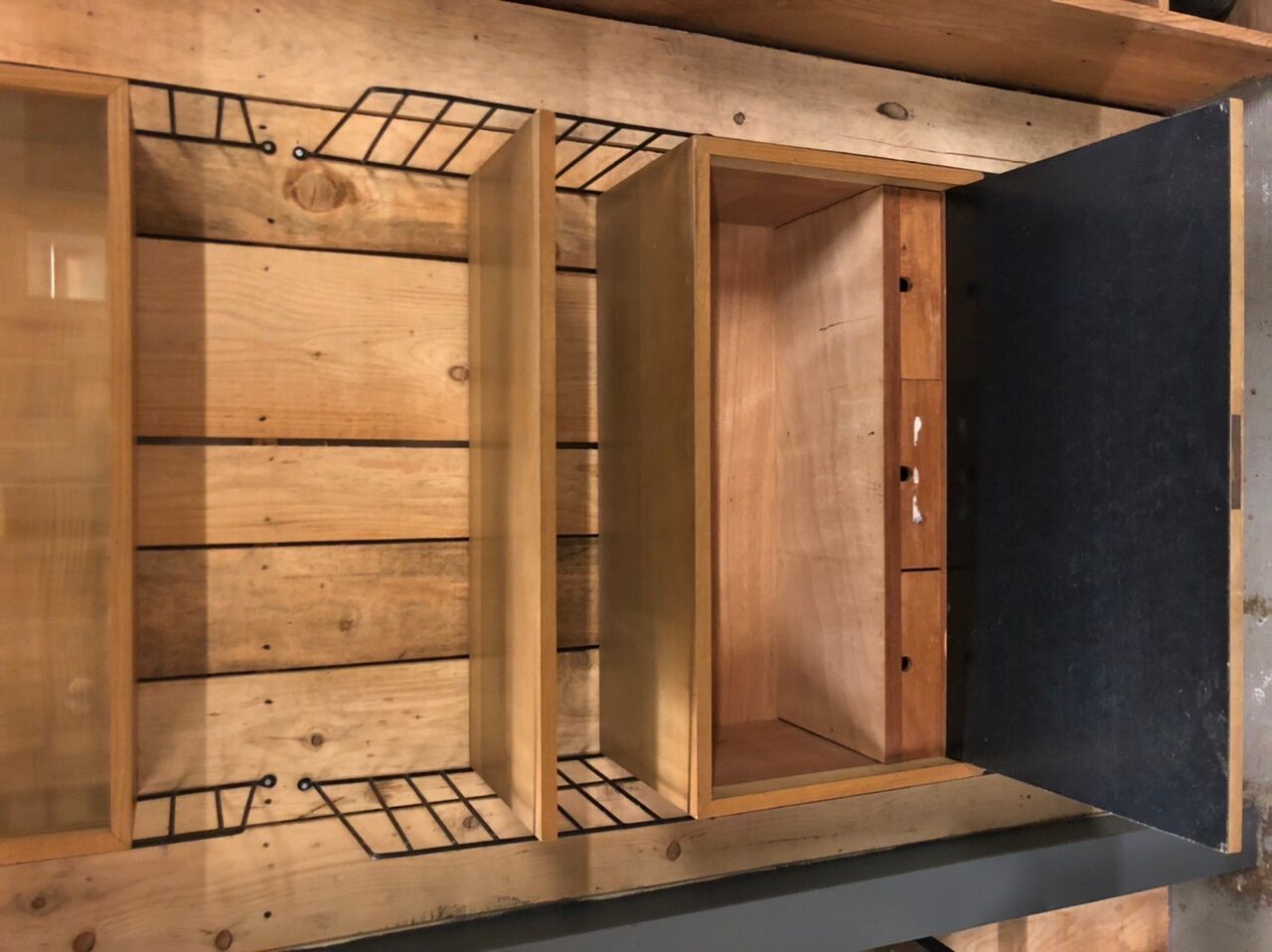 Wall unit ntrinning strinning shelf desk for string design